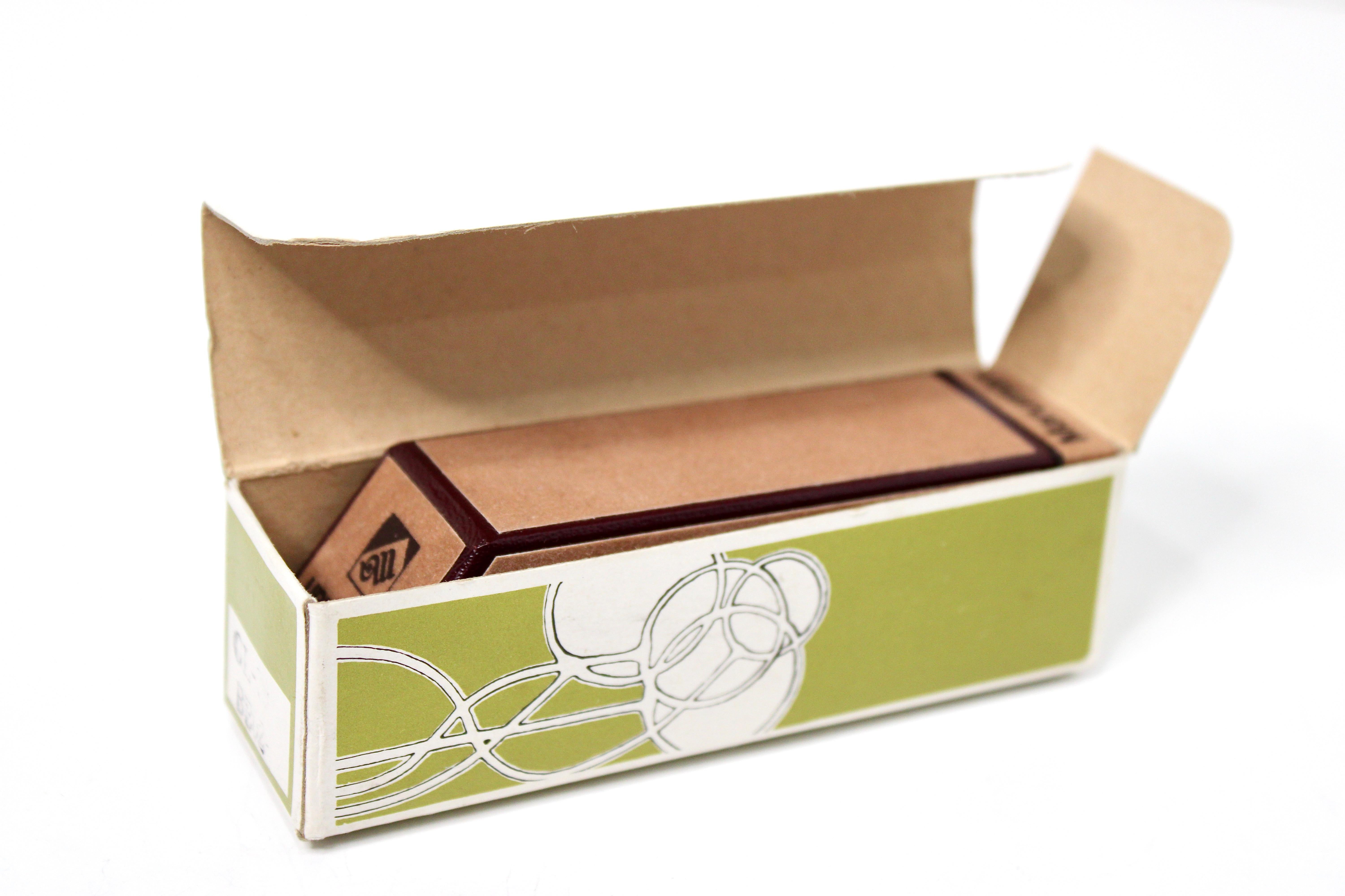 Briquet à cylindre en laque rouge de Maruman circa 1970 en vente 3