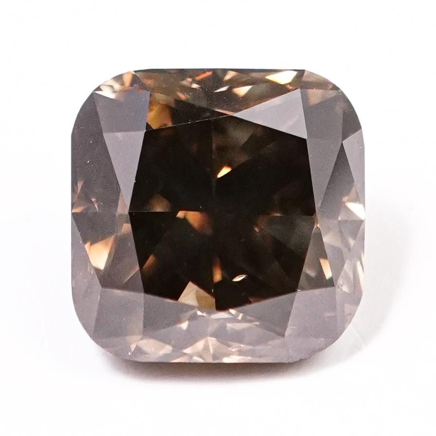 Ein wahrhaft einzigartiger Edelstein: ein 2,77 Karat schwerer Diamant mit einem äußerst seltenen Kreuzeinschluss. Dieser bemerkenswerte Diamant besticht durch seine natürliche Schönheit und die faszinierende Formation eines Kreuzes in seiner
