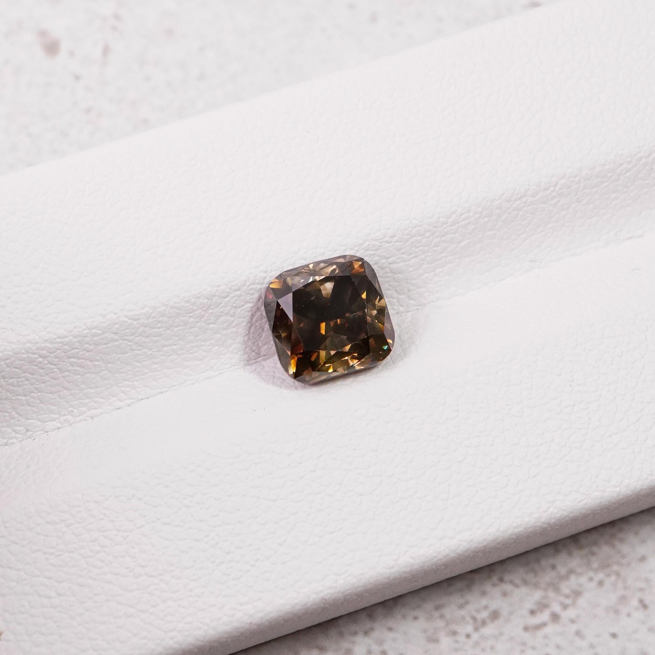 „Marvel at the Rare Cross Inclusion in a 2,77 Karat Diamant“ (Arts and Crafts) im Angebot