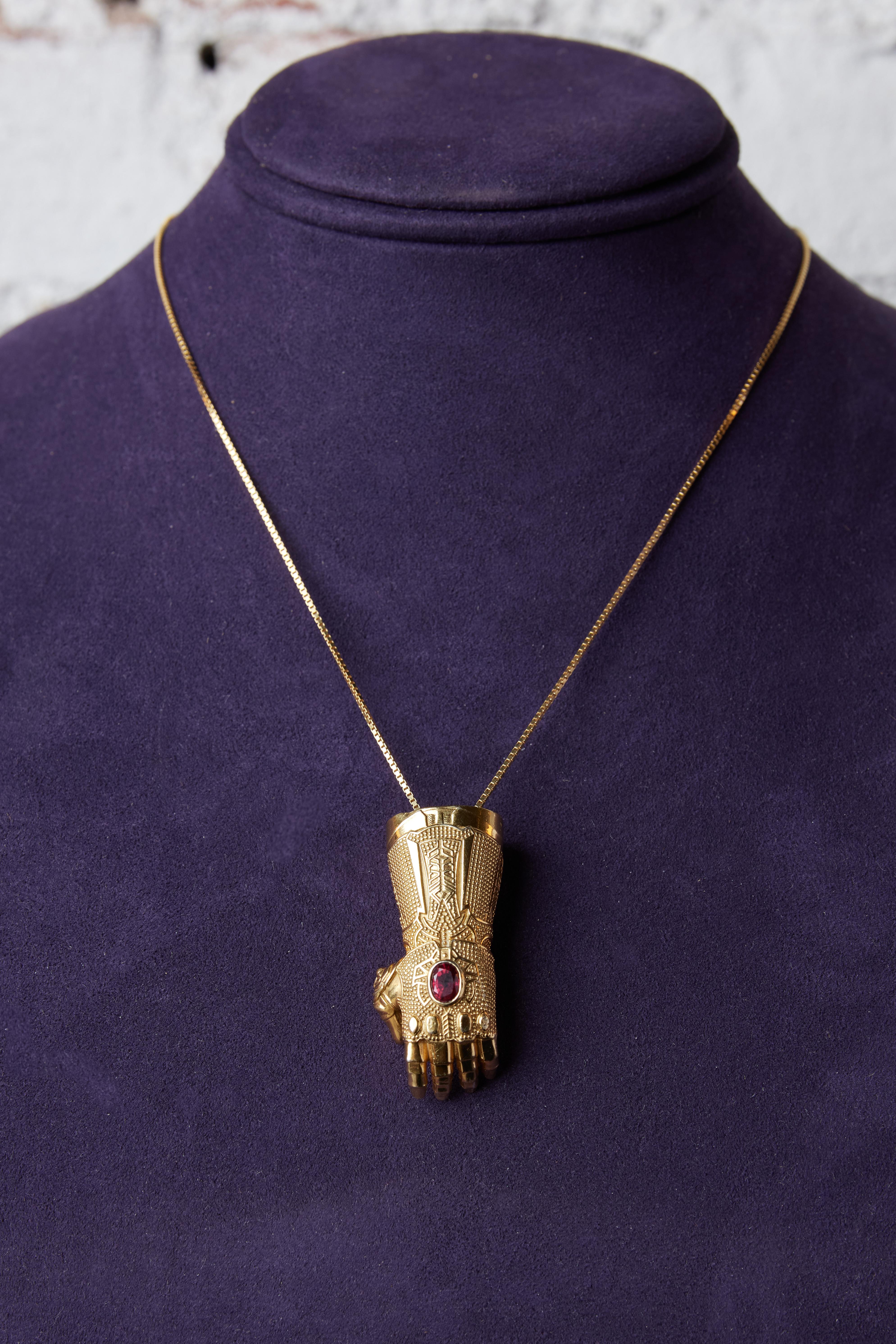 Taglio ovale Marvel  ECG Gauntlet Pendant with Infinity Stone in vendita