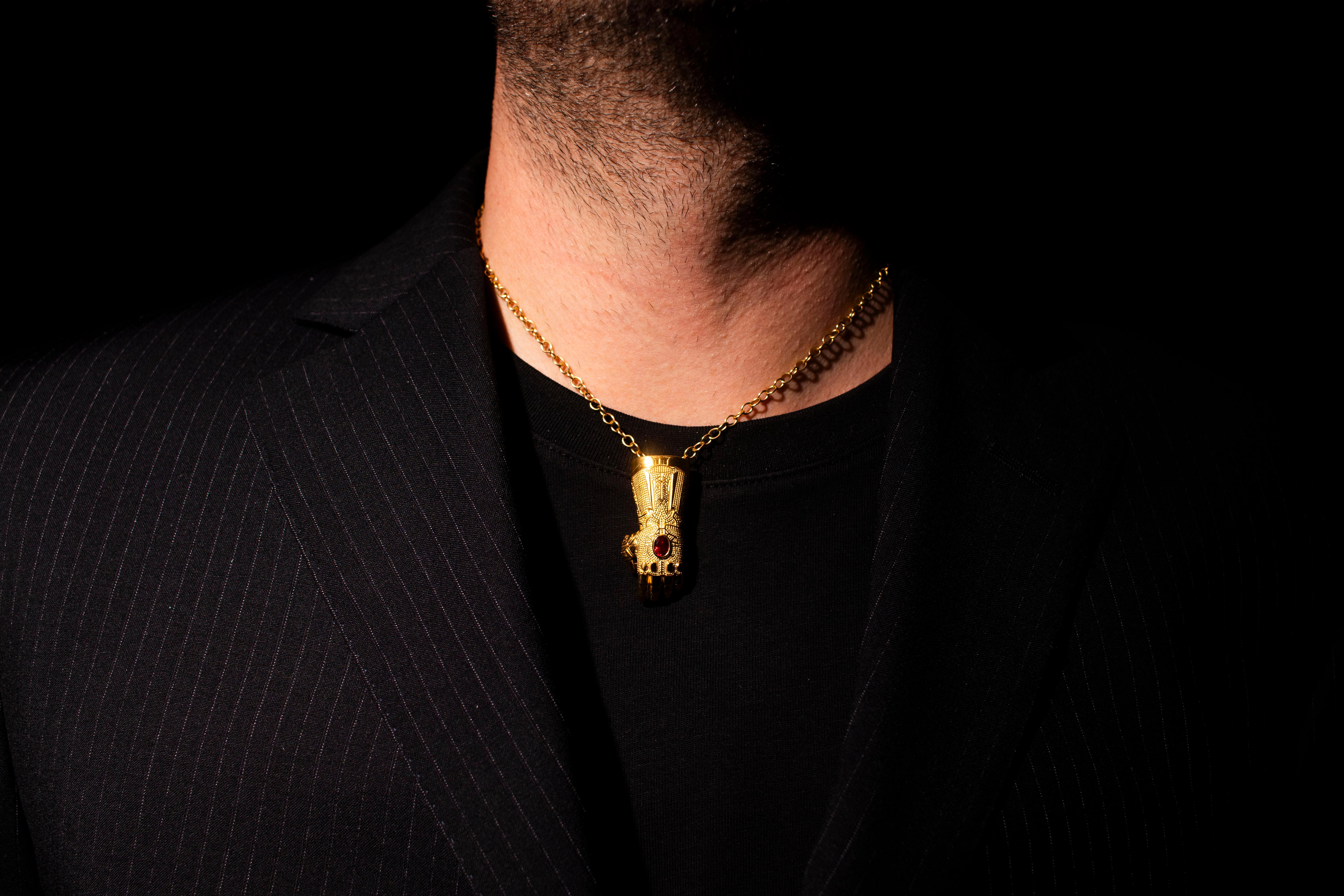 Marvel  ECG Gauntlet Pendant with Infinity Stone In condizioni Nuovo in vendita a New York, NY
