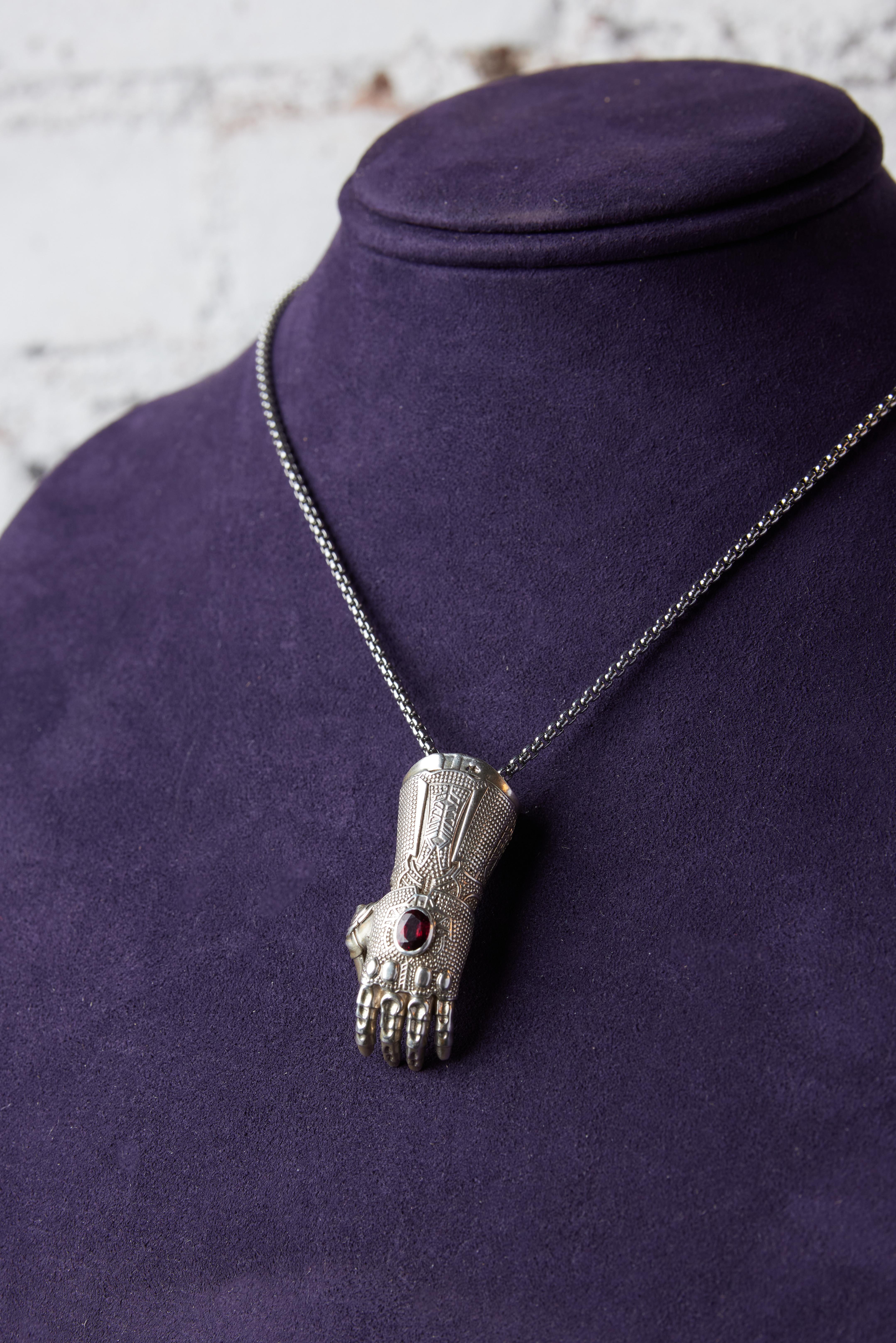 Taglio ovale Marvel ECG Gauntlet Silver Pendant with Infinity Stone in vendita