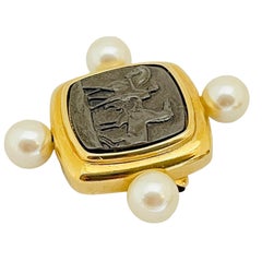 MARVELLA broche de diseño vintage firmado en tono oro plata moneda antigua perla