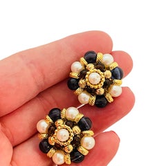 MARVELLA - boucles d'oreilles clip vintage signées avec des perles en grappe et des tons dorés.