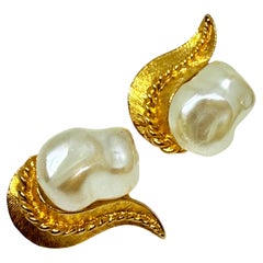 MARVELLA - boucles d'oreilles à clip vintage signées en fausses perles dorées.