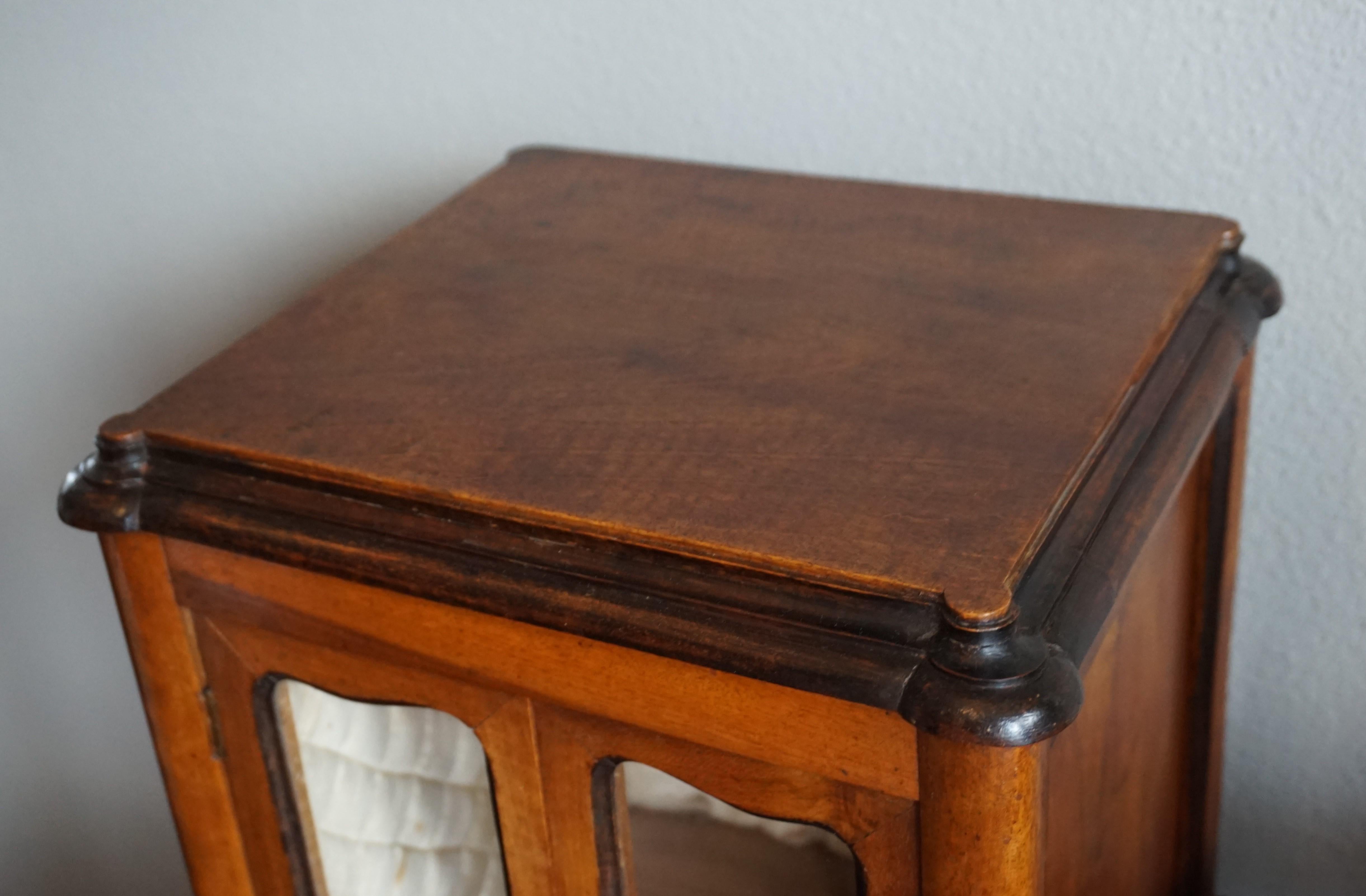 Magnifique meuble de rangement miniature en bois de noyer de style Louis Quinze du 19ème siècle fabriqué à la main en vente 7