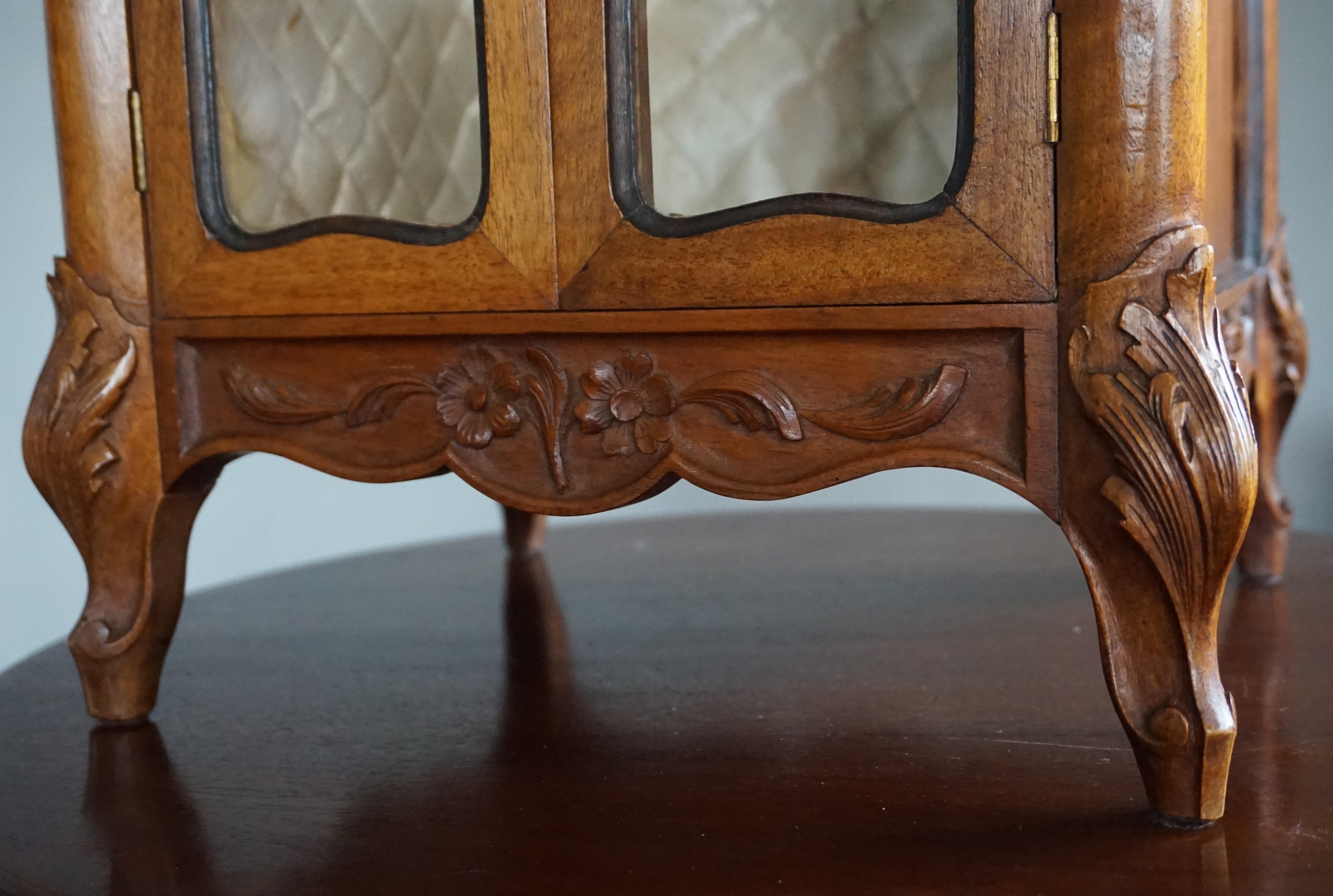 Verre Magnifique meuble de rangement miniature en bois de noyer de style Louis Quinze du 19ème siècle fabriqué à la main en vente