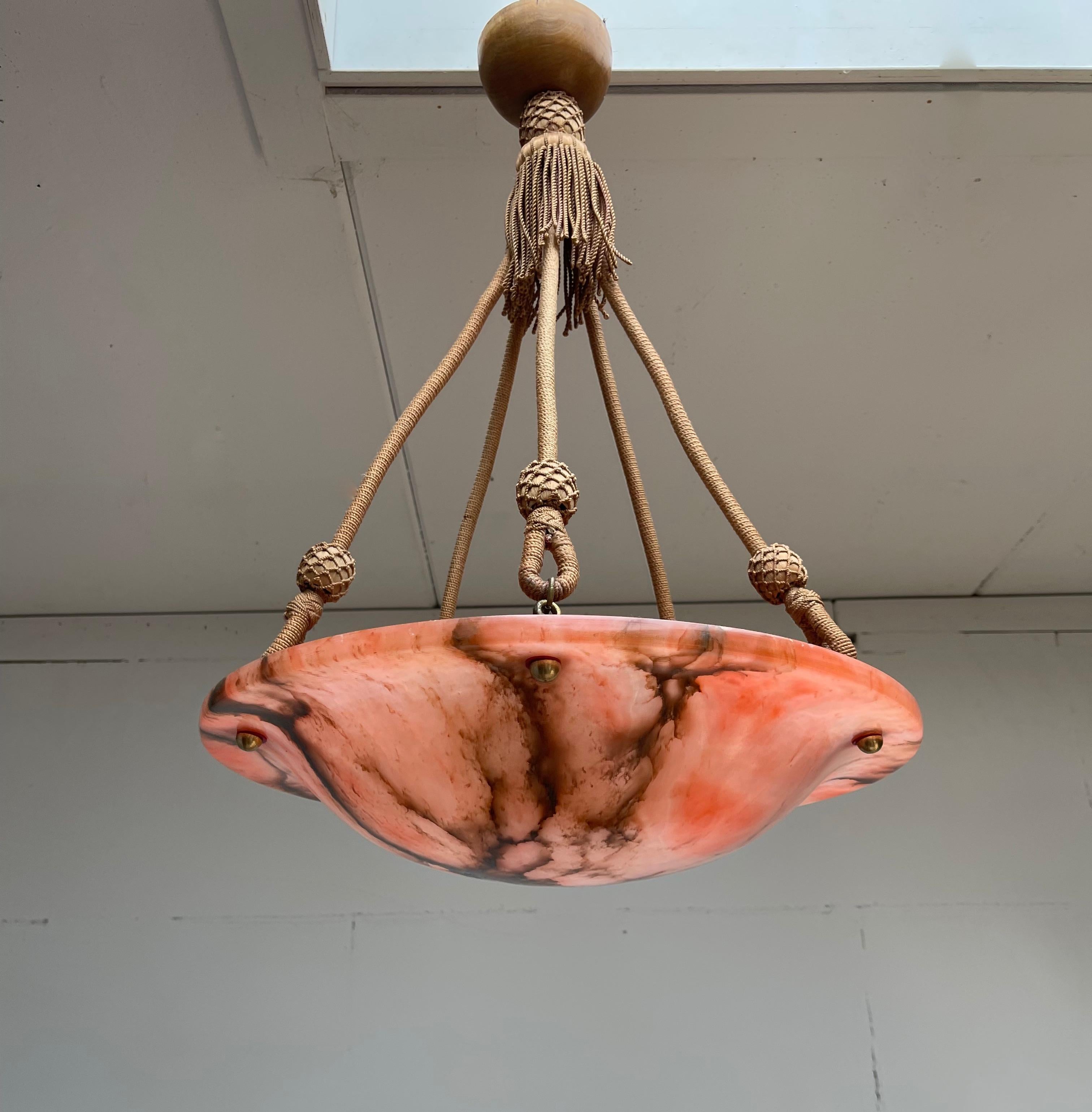 Este impresionante e intemporal colgante de alabastro se puede utilizar en distintas habitaciones y diversos interiores.

Si buscas un colgante con un diseño bonito y de gran calidad, esta fina luminaria Art Decó podría ser perfecta para ti. El