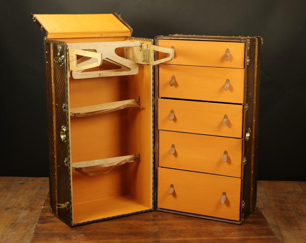 Squares wardrobe trunk
from the brand Roman
outside has been restored and the brass polished
the leather has been also restored
the inside redone with suedine inside the trays.