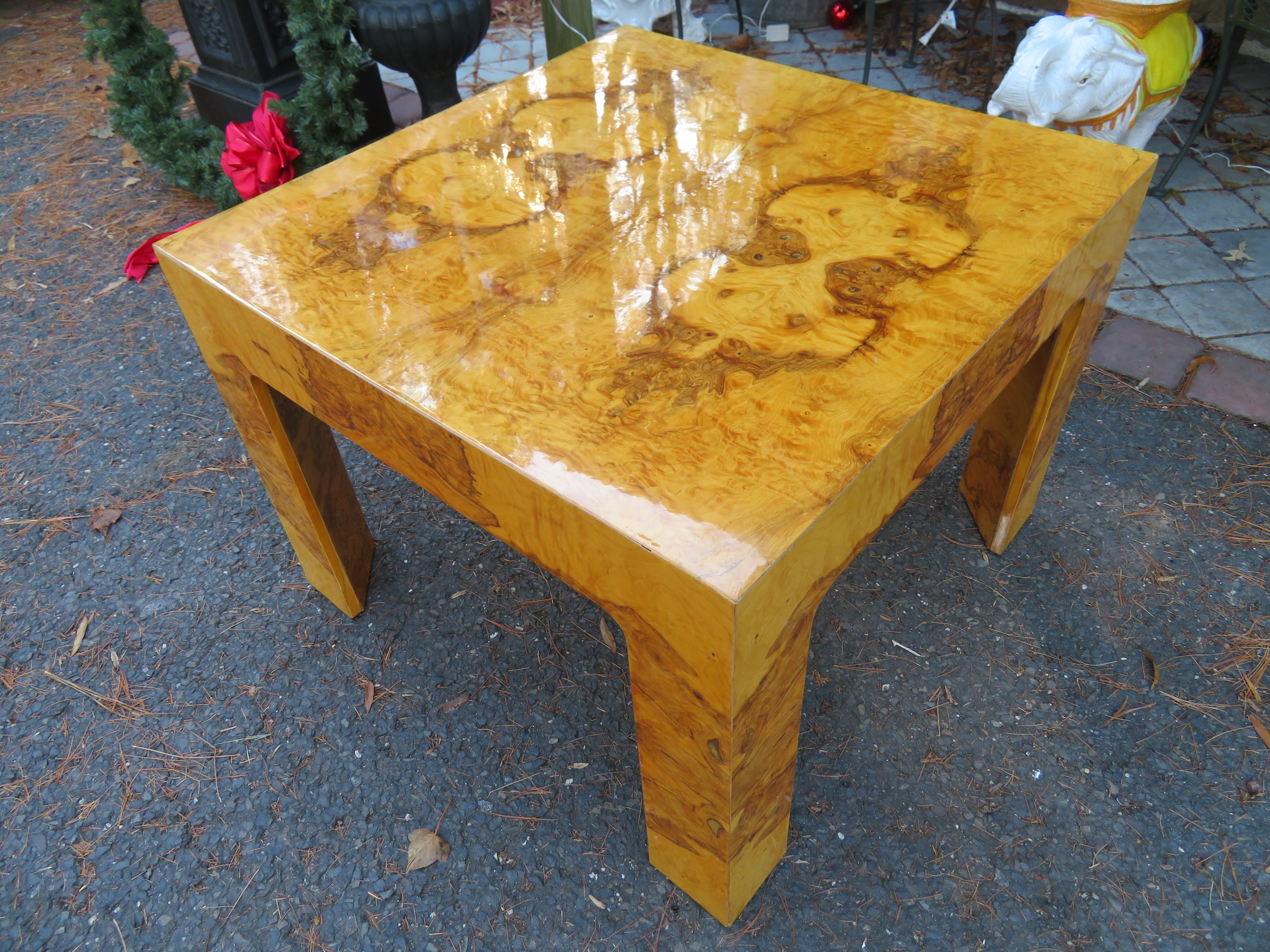 Marvellous Mio Baughman style burl olive wood square end table. This table is in very nice vintage condition with only light signs of age. The finish is super glossy and still looks great. It measures 21.5