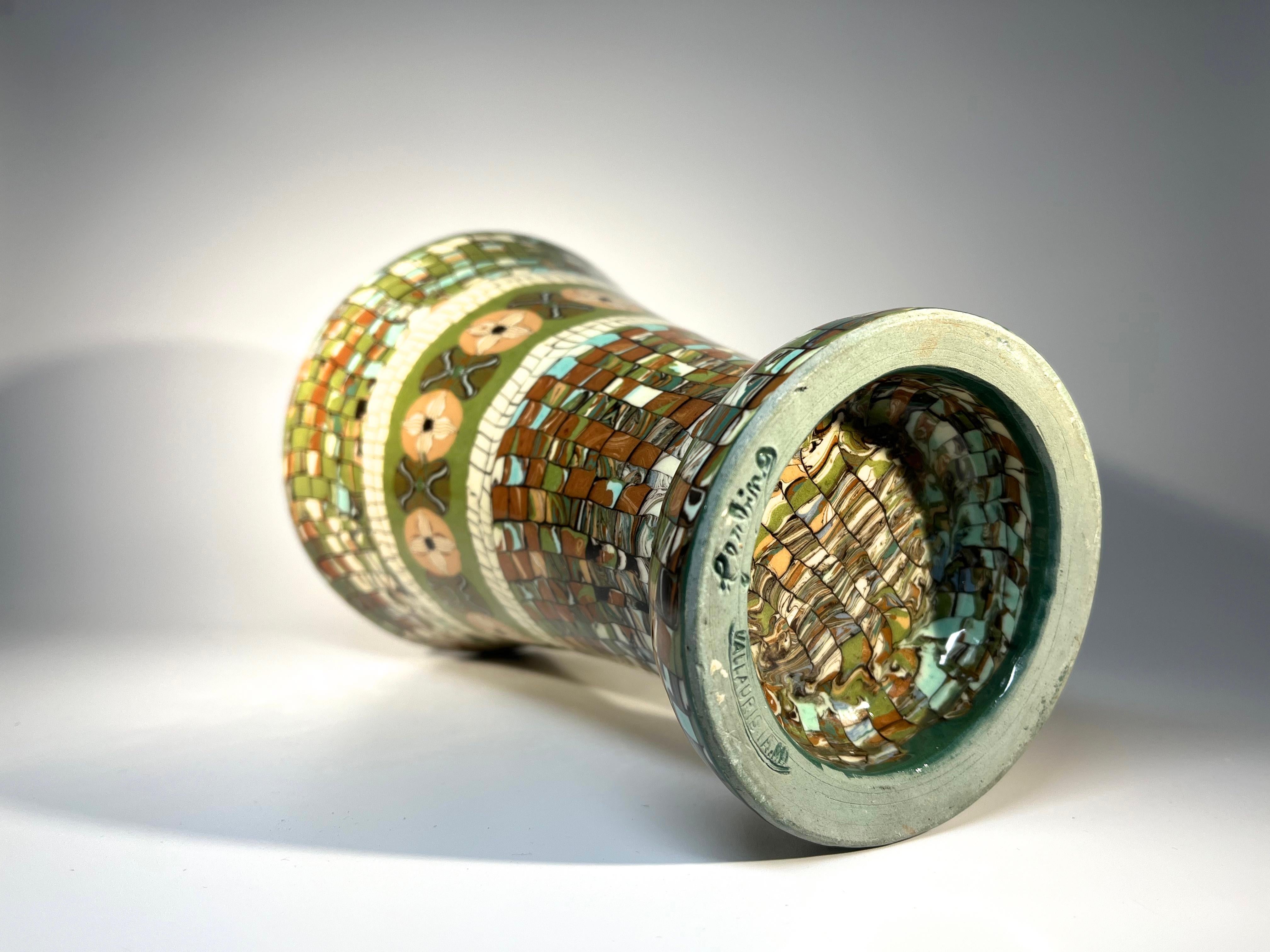Francese Meraviglioso vaso in ceramica a mosaico di Jean Gerbino per Vallauris, Francia in vendita