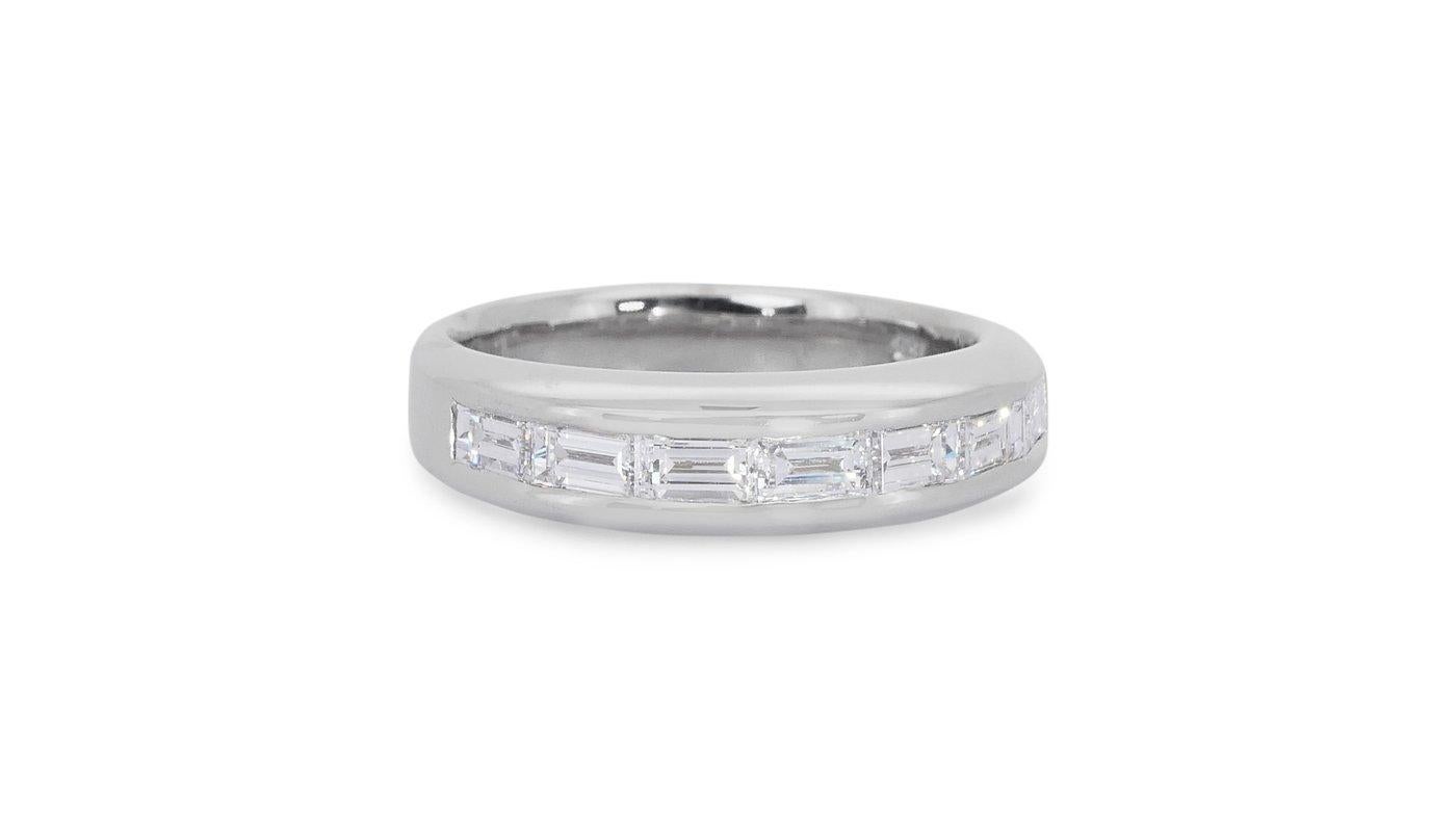 Wunderschöner 18 Karat Weißgold Pavé-Ring mit 1,4 Karat natürlichen Diamanten IGI-zertifiziert (Baguetteschliff) im Angebot