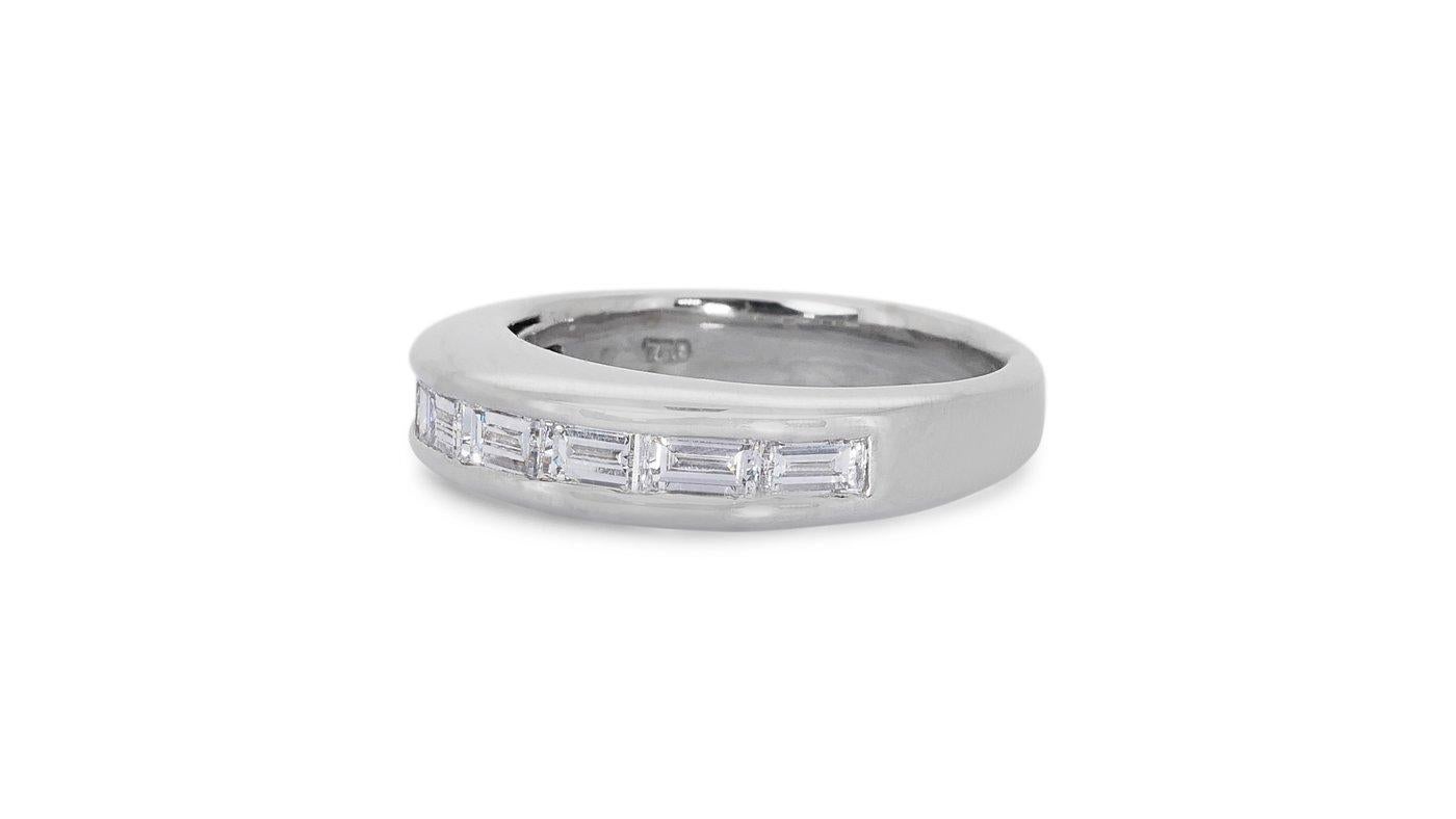 Wunderschöner 18 Karat Weißgold Pavé-Ring mit 1,4 Karat natürlichen Diamanten IGI-zertifiziert im Zustand „Hervorragend“ im Angebot in רמת גן, IL