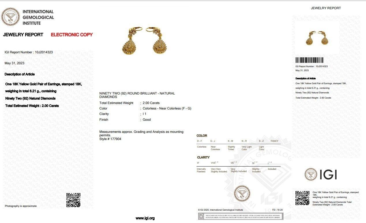 Ein wunderschönes Paar Ohrringe in Tropfenform mit funkelnden Diamanten im 2-Karat-Prinzessinnenschliff. Das Schmuckstück ist aus 18K Gelbgold mit einer hochwertigen Politur gefertigt. Er wird mit einem IGI-Zertifikat und einer schönen