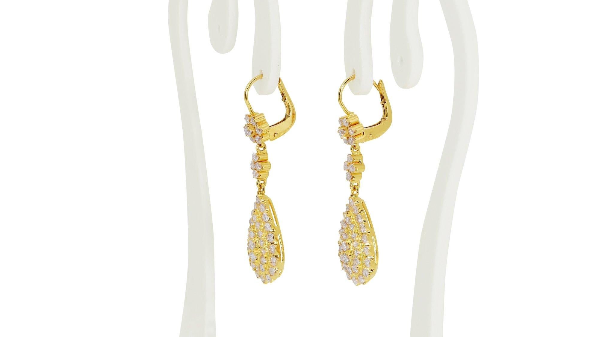 Princess Cut Marvelous 18k Yellow Gold Drop Earrings w/ 2ct Natural Diamonds IGI Certificate For Sale