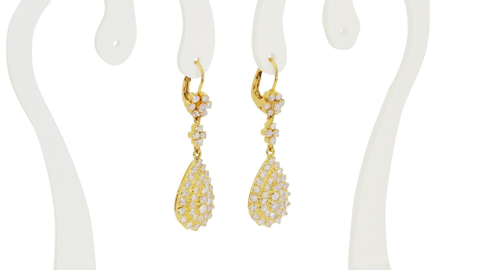 Marvelous 18k Yellow Gold Drop Earrings w/ 2ct Natural Diamonds IGI Certificate In New Condition For Sale In רמת גן, IL