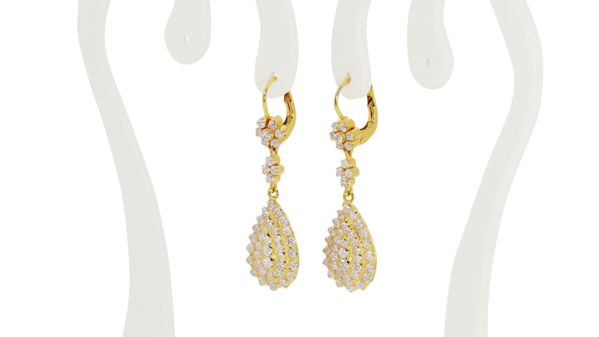 Women's or Men's Marvelous 18k Yellow Gold Drop Earrings w/ 2ct Natural Diamonds IGI Certificate For Sale