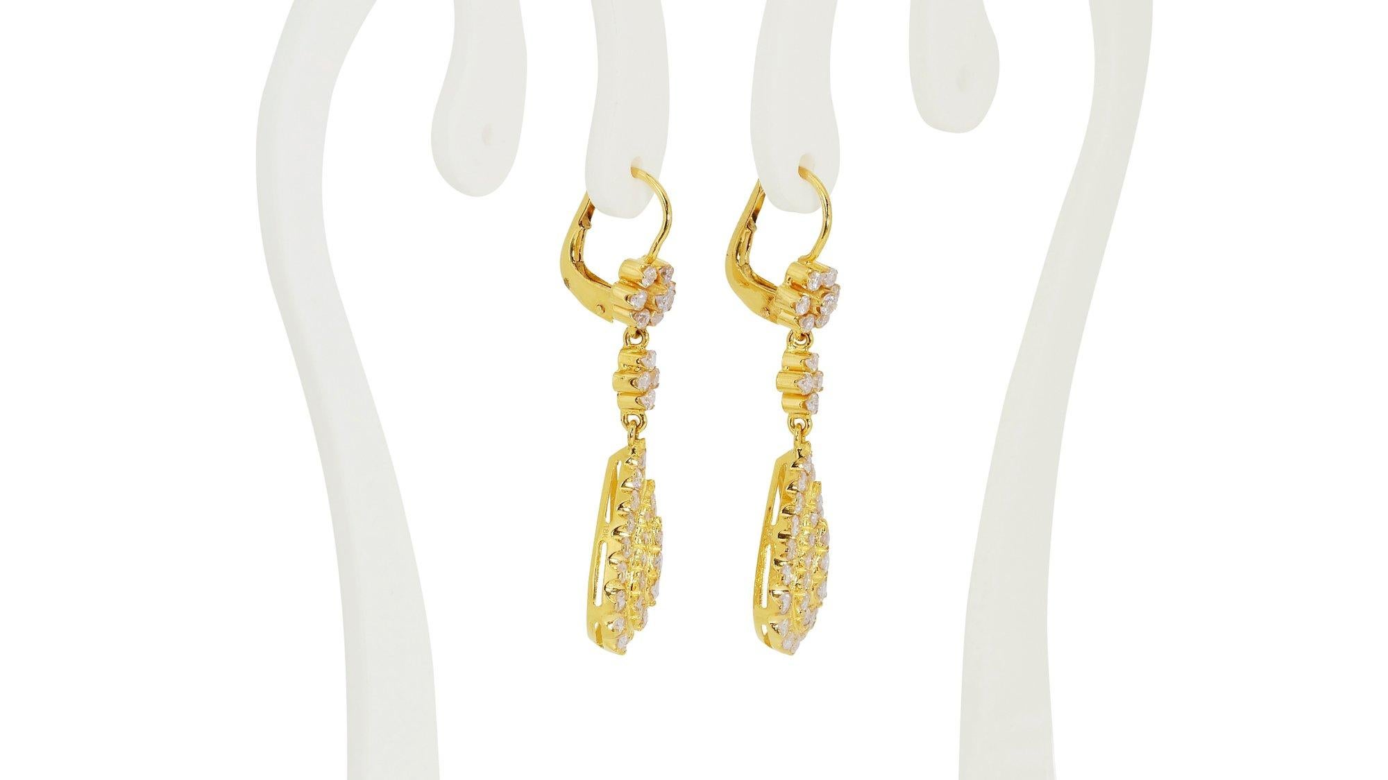 Marvelous 18k Yellow Gold Drop Earrings w/ 2ct Natural Diamonds IGI Certificate For Sale 2