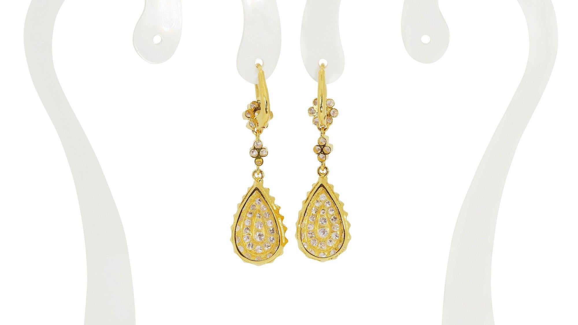 Marvelous 18k Yellow Gold Drop Earrings w/ 2ct Natural Diamonds IGI Certificate For Sale 3