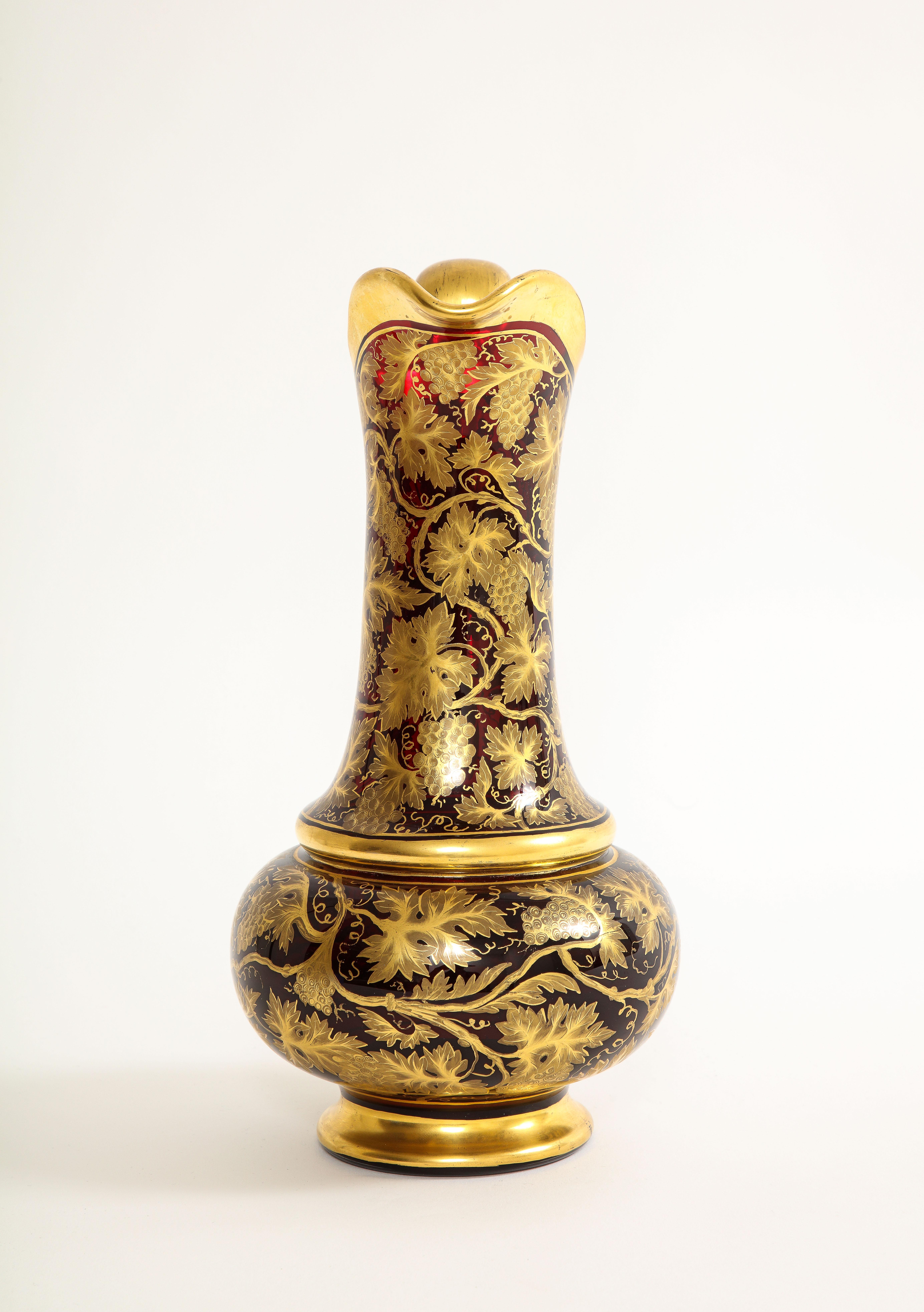 Doré Merveilleuse aiguière bohème du 19ème siècle en cristal rouge et or 24 carats décorée en vente