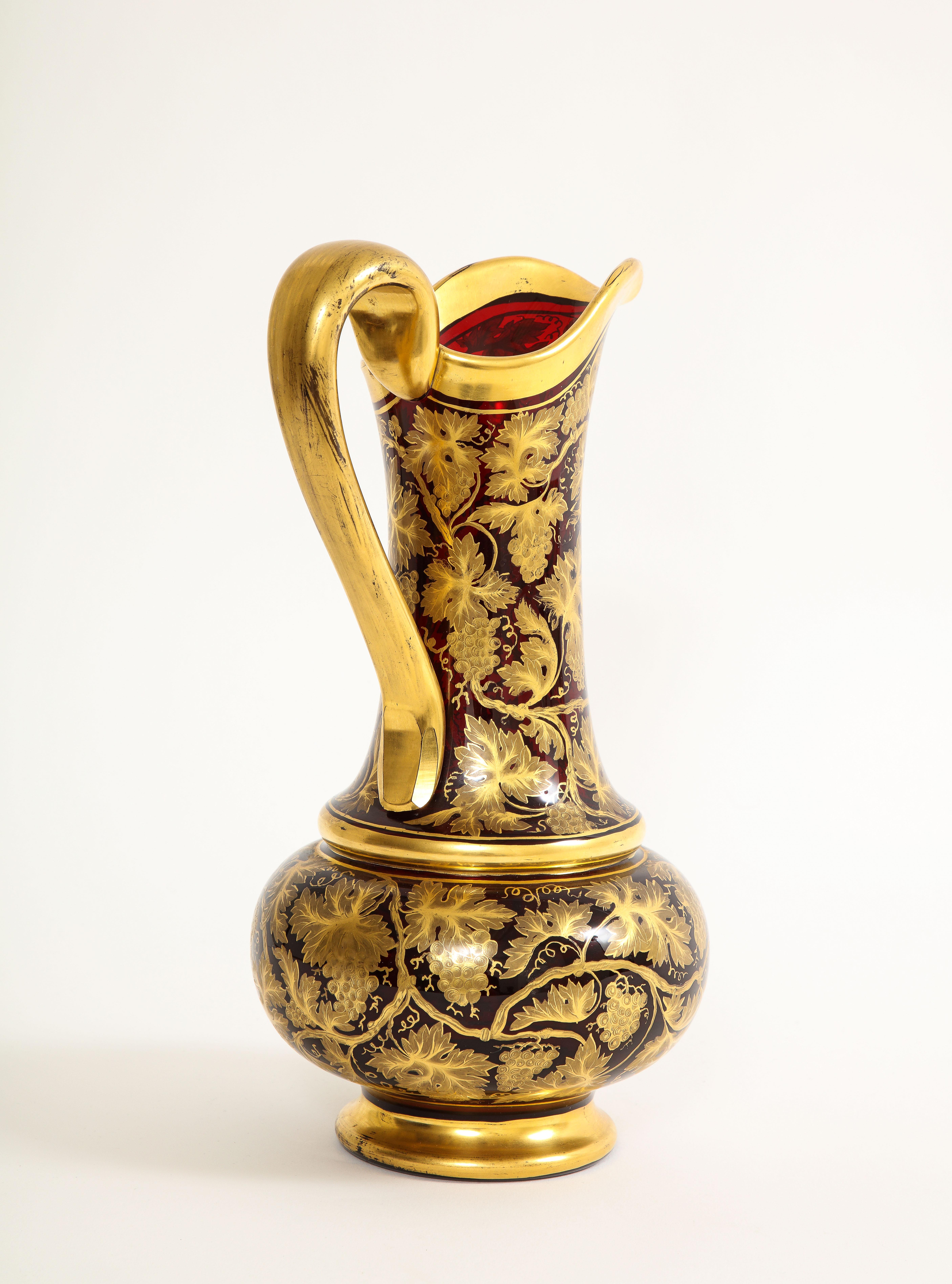 Cristal Merveilleuse aiguière bohème du 19ème siècle en cristal rouge et or 24 carats décorée en vente