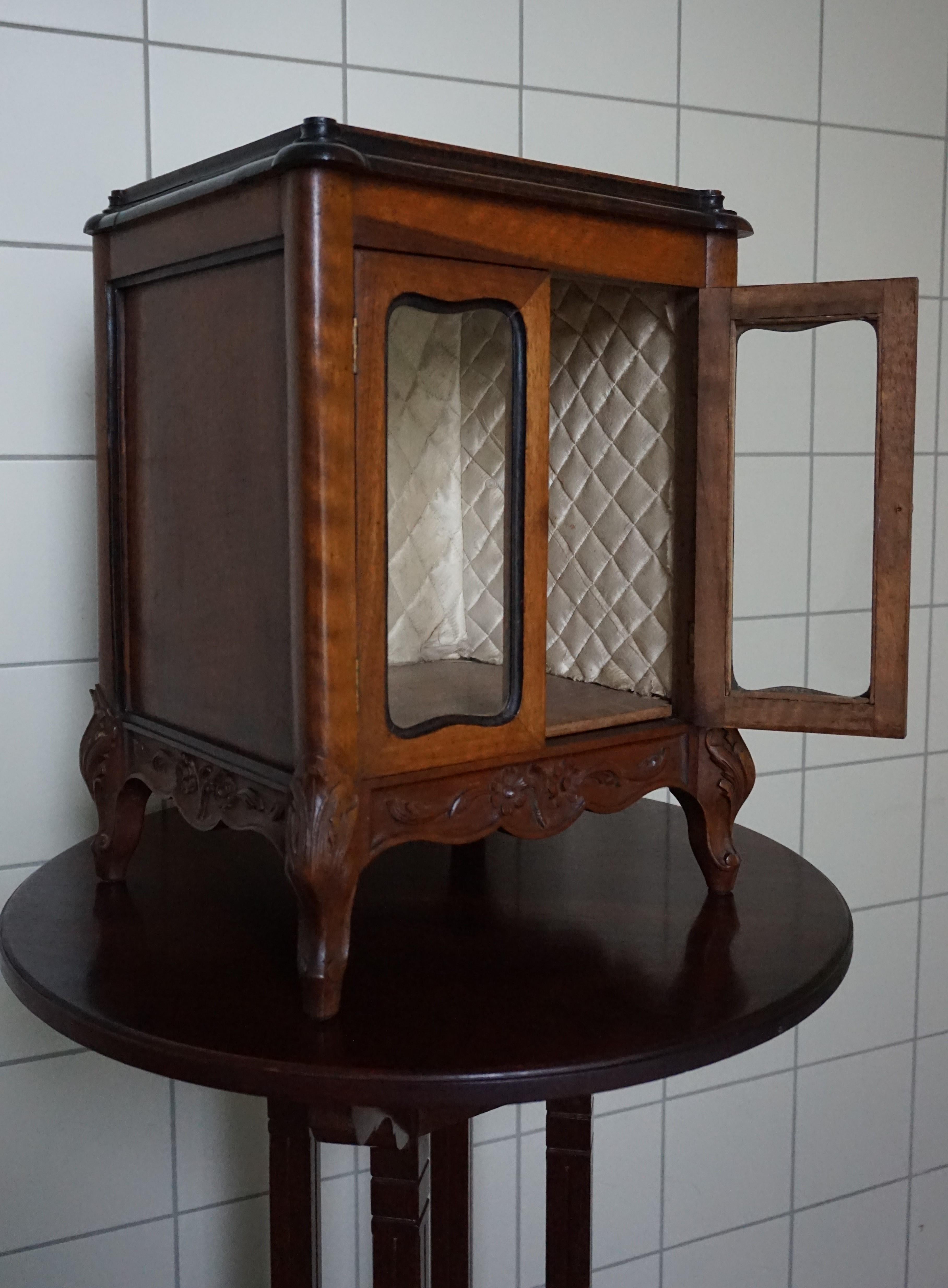 Magnifique meuble de rangement miniature en bois de noyer de style Louis Quinze du 19ème siècle fabriqué à la main 4
