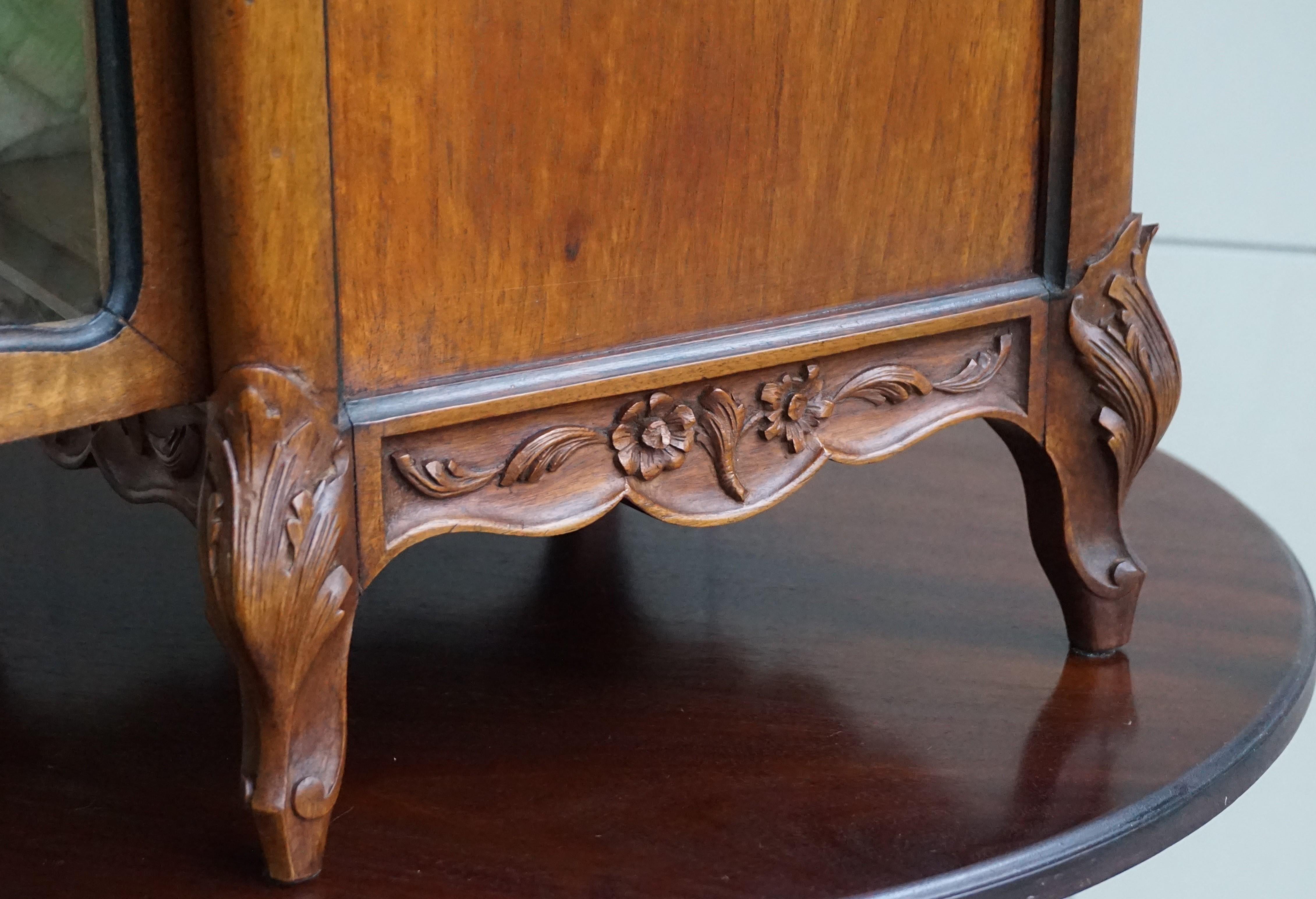 Magnifique meuble de rangement miniature en bois de noyer de style Louis Quinze du 19ème siècle fabriqué à la main Bon état - En vente à Lisse, NL