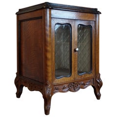 Magnifique meuble de rangement miniature en bois de noyer de style Louis Quinze du 19ème siècle fabriqué à la main