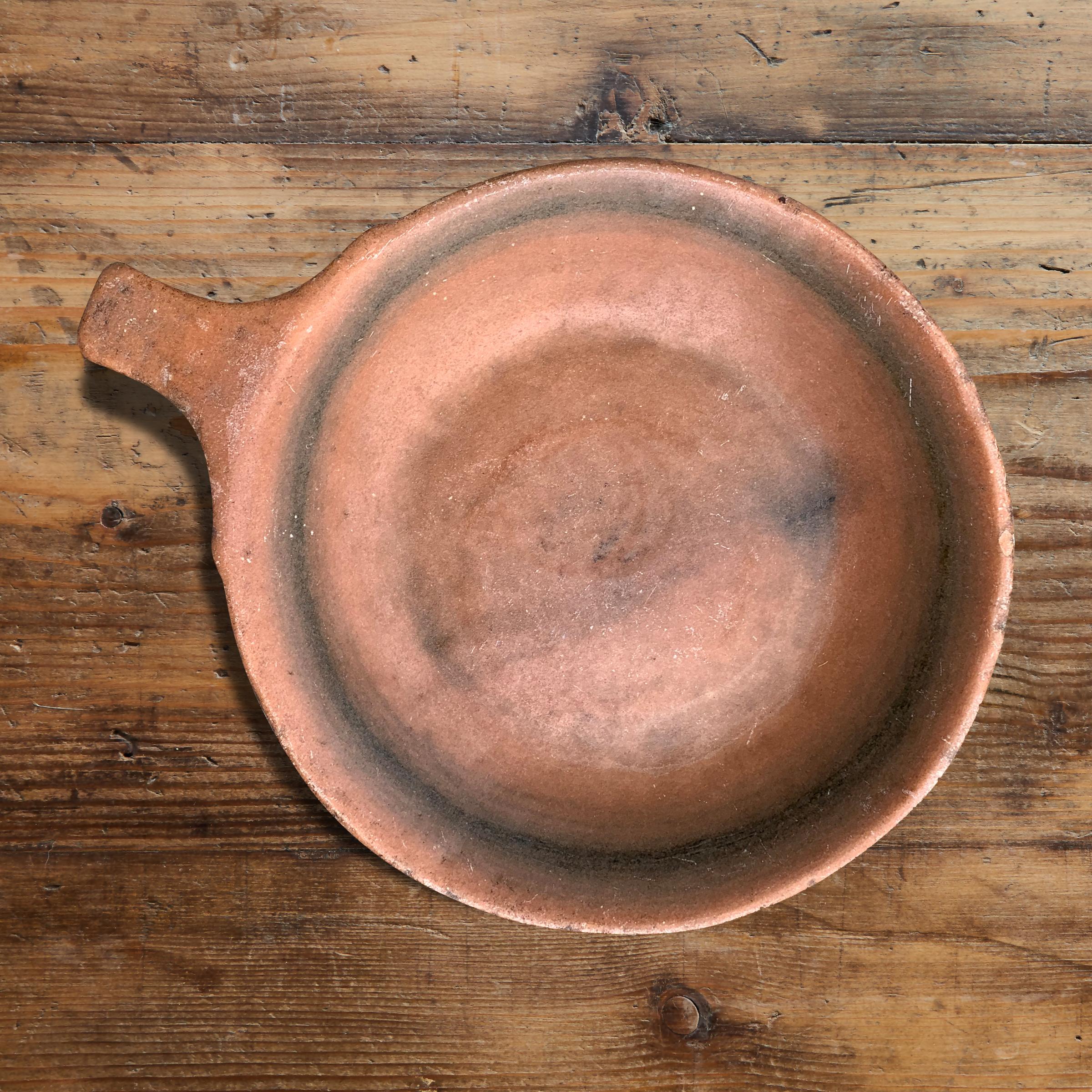 A marvelous 19th century Indian carved orange marble platter with a short handle, and a beautiful black vein, and a well-worn finish. Perfect on an ottoman, or on your kitchen island!