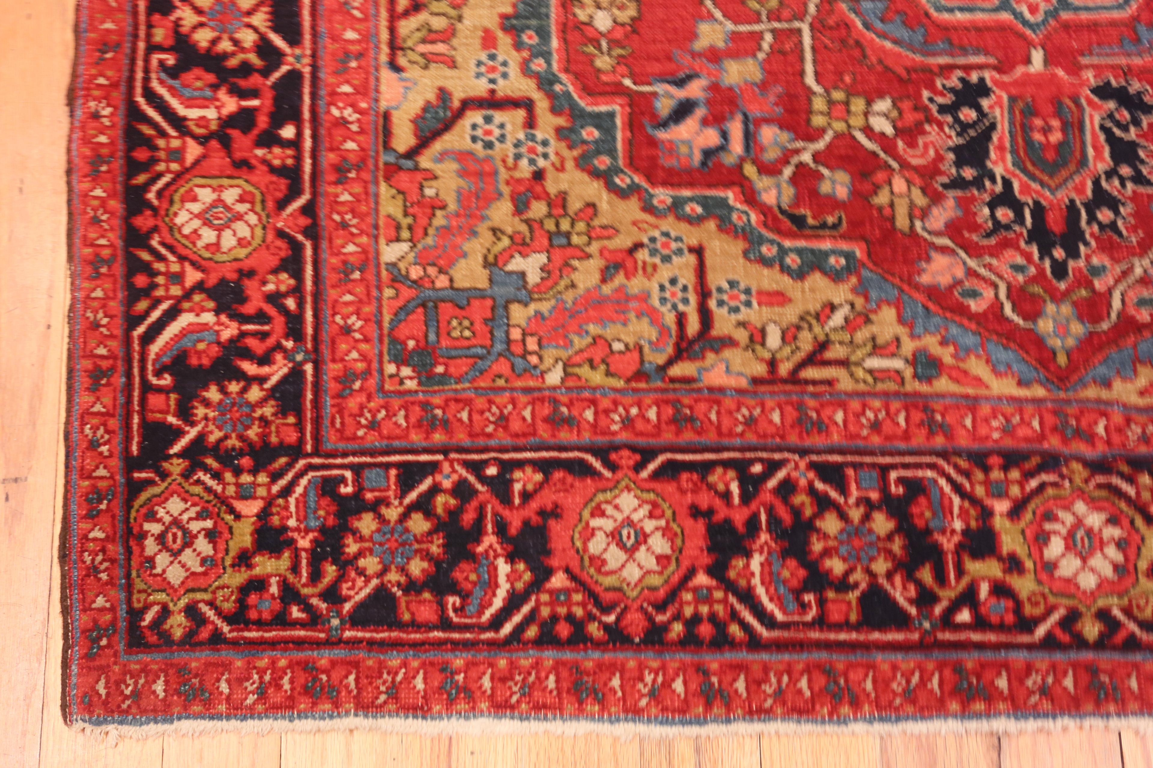 Hand-Knotted Antique Persian Heriz Rug. Size: 4 ft 10 in x 6 ft 9 in  For Sale
