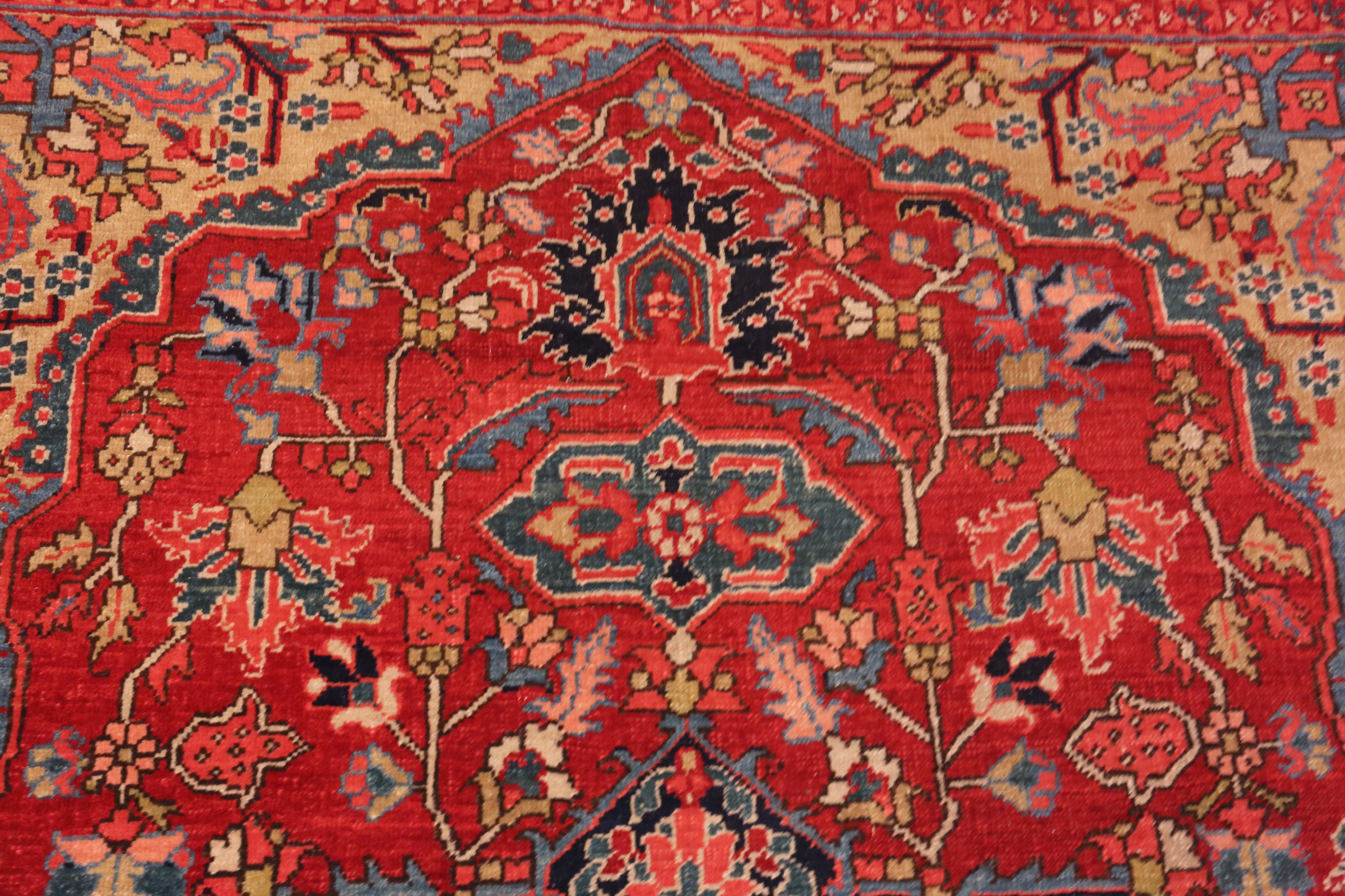 Antique Persian Heriz Rug. Size: 4 ft 10 in x 6 ft 9 in  In Good Condition For Sale In New York, NY