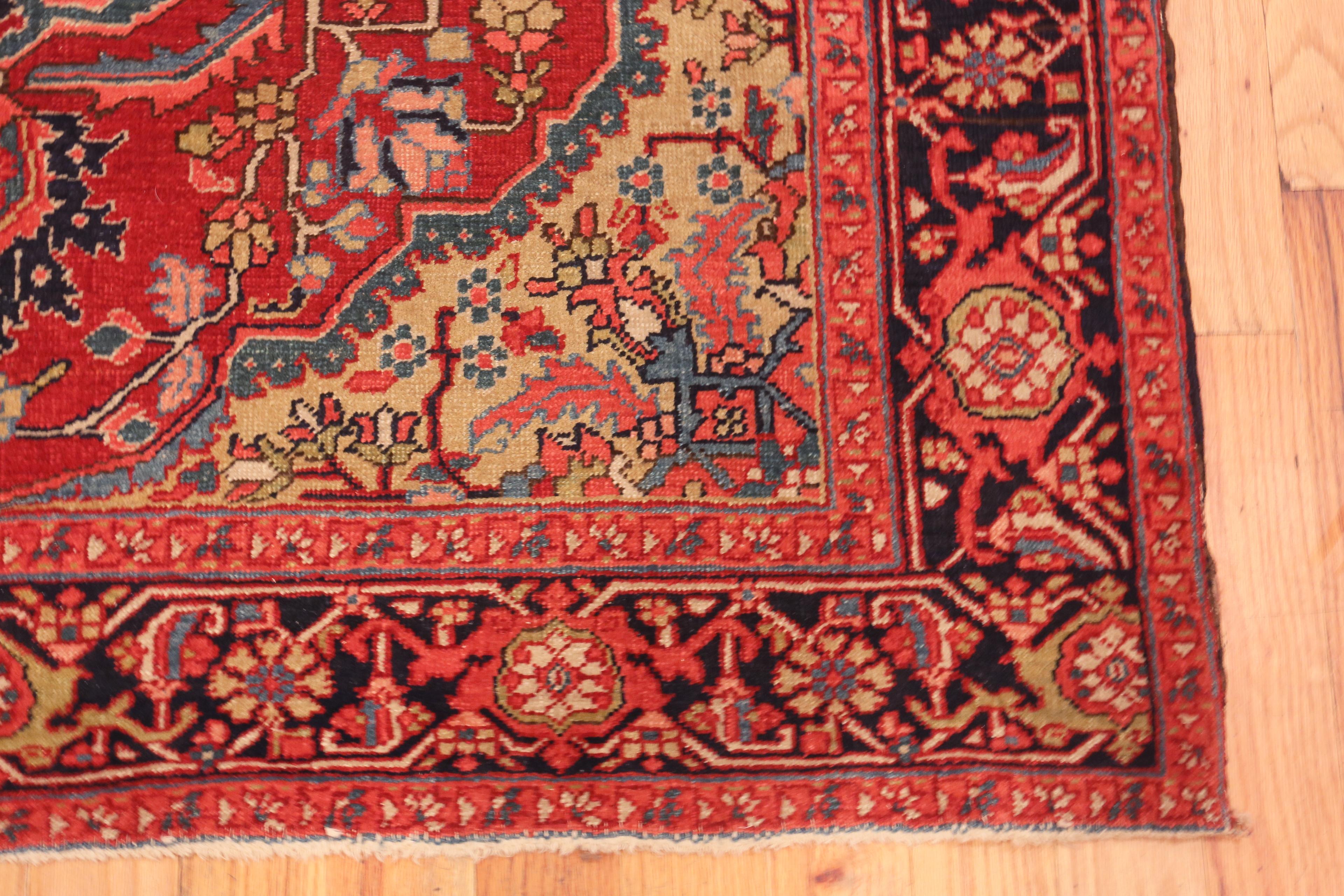 20th Century Antique Persian Heriz Rug. Size: 4 ft 10 in x 6 ft 9 in  For Sale