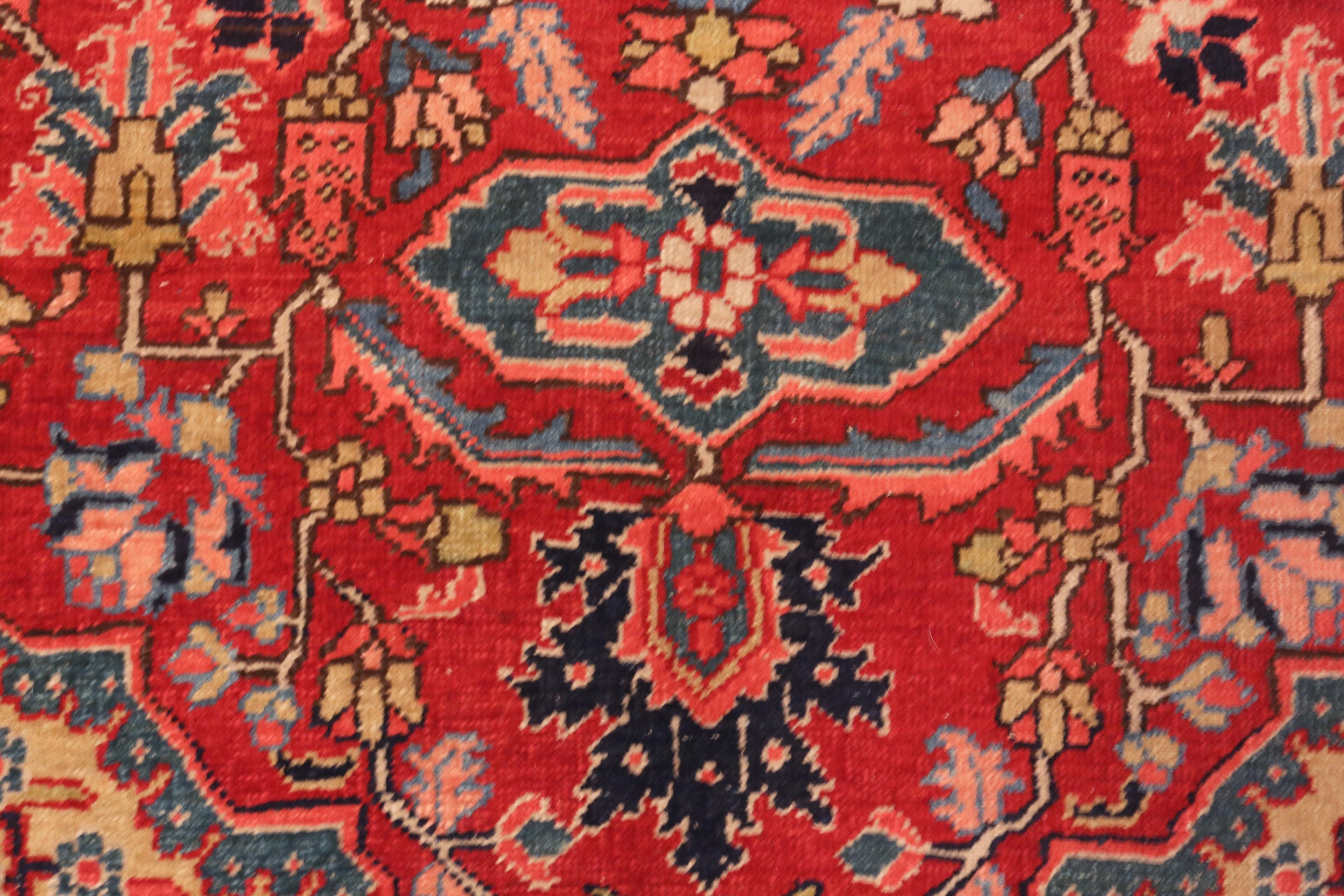 Wool Antique Persian Heriz Rug. Size: 4 ft 10 in x 6 ft 9 in  For Sale