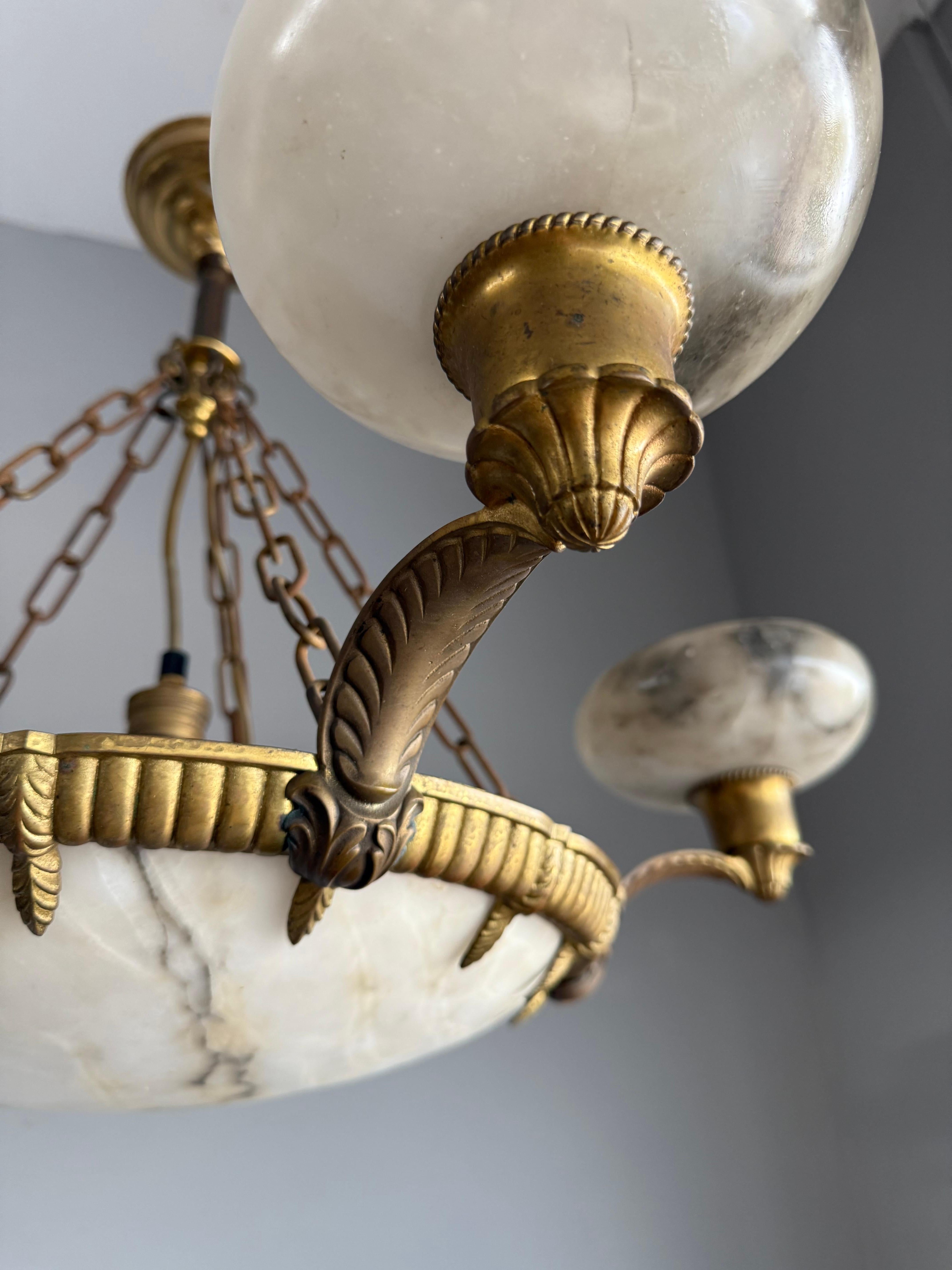 Meraviglioso lampadario a sospensione in bronzo Art Deco con 6 paralumi in alabastro in vendita 2
