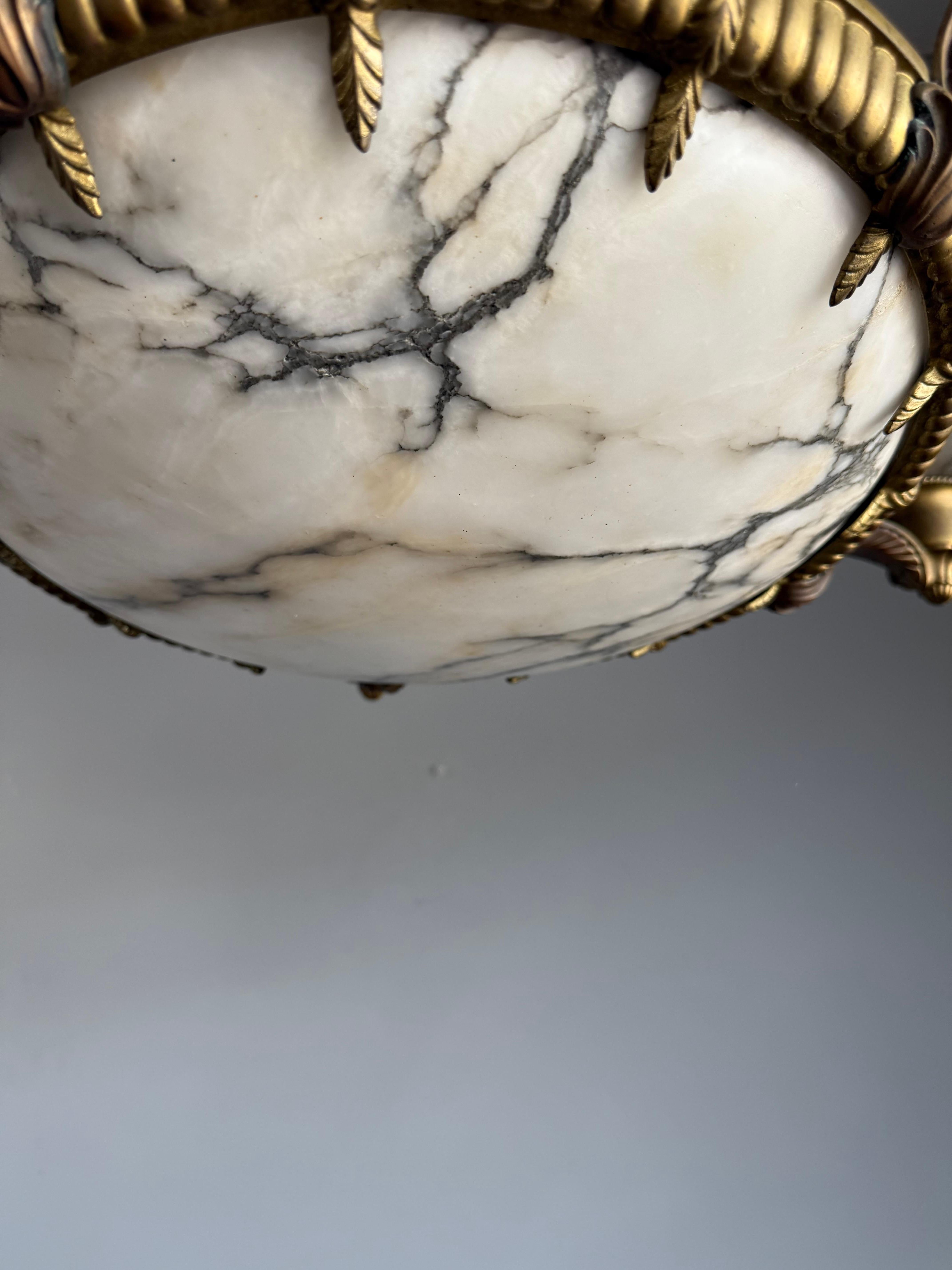 Meraviglioso lampadario a sospensione in bronzo Art Deco con 6 paralumi in alabastro in vendita 3