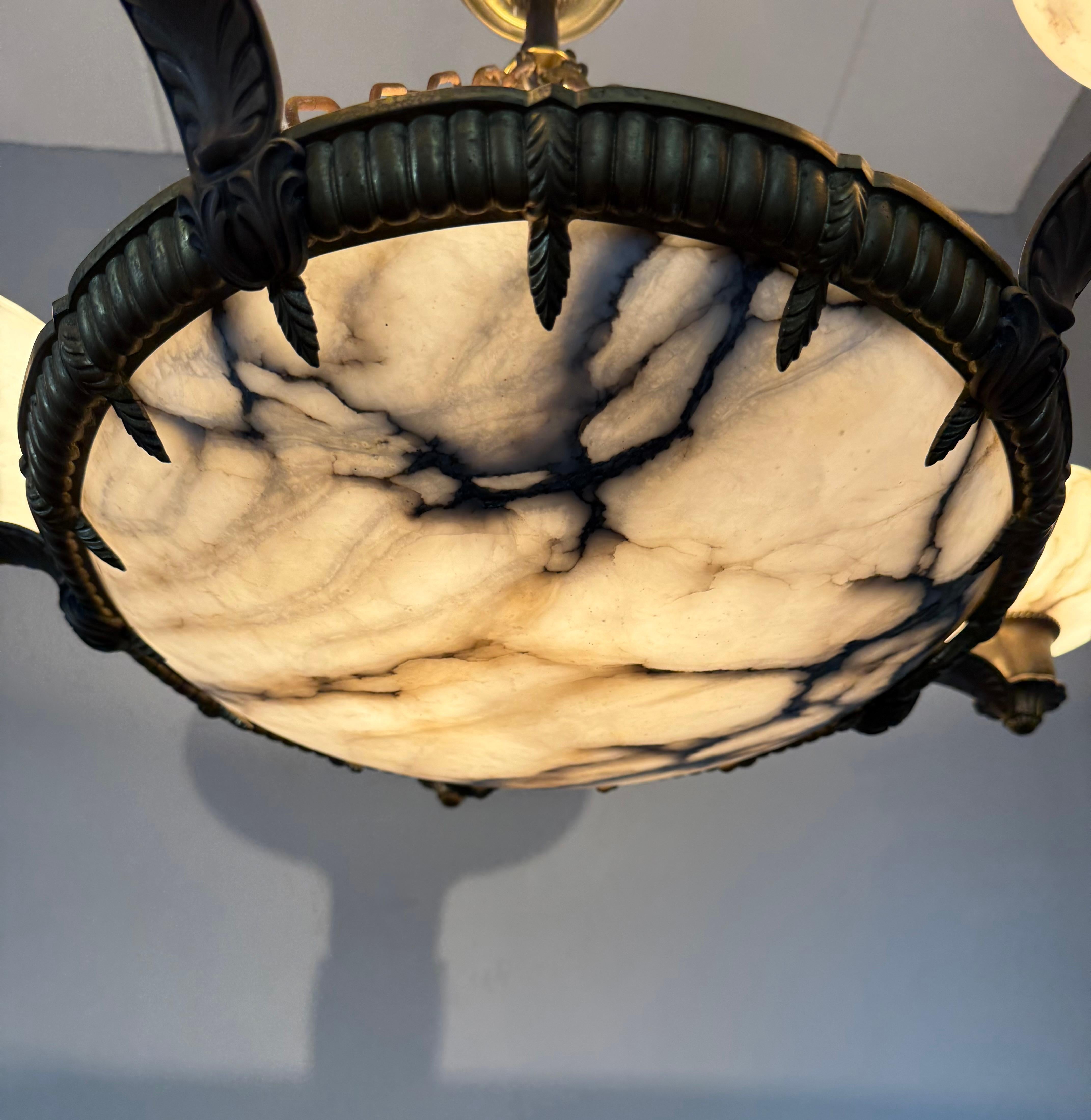 Meraviglioso lampadario a sospensione in bronzo Art Deco con 6 paralumi in alabastro in vendita 4