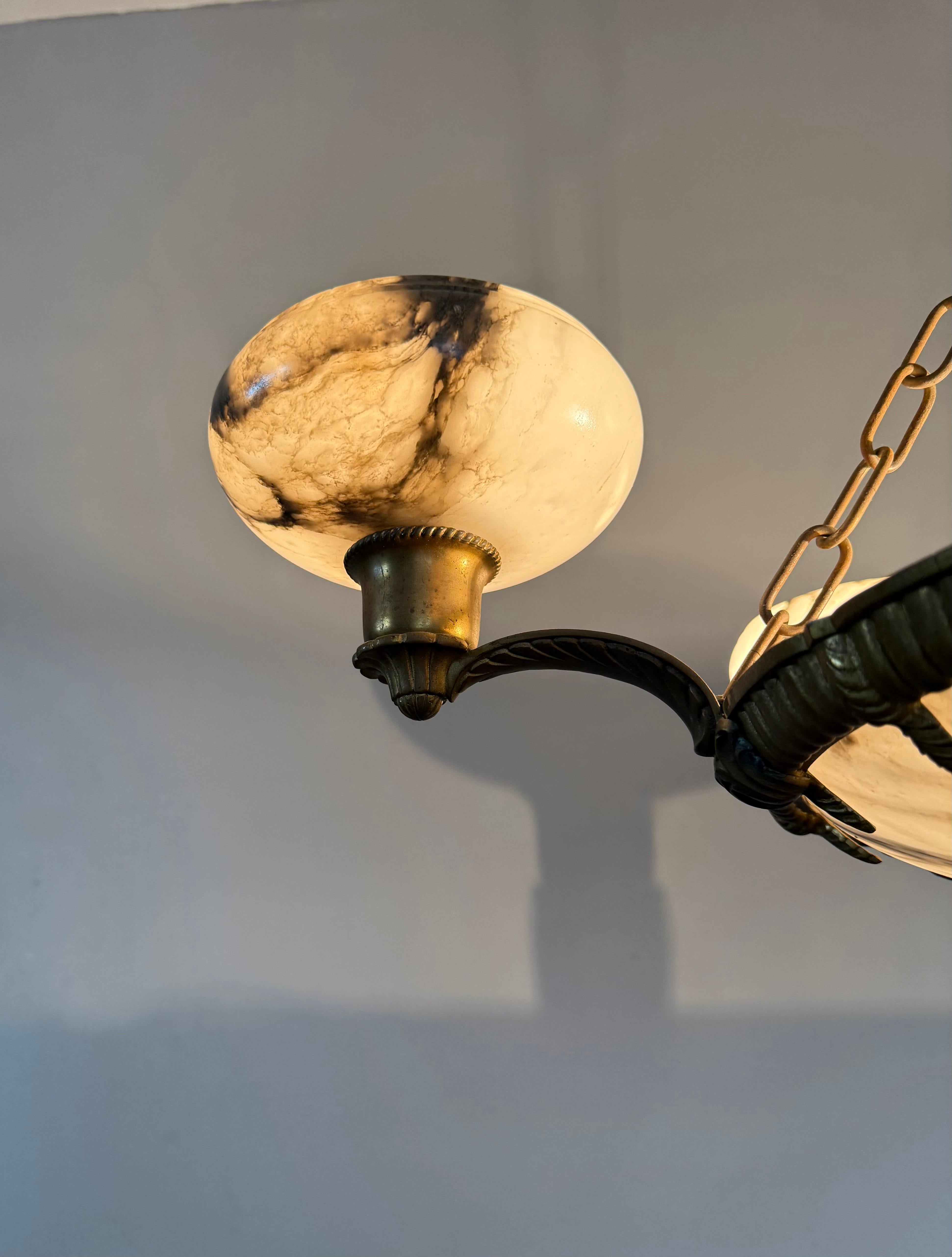 Meraviglioso lampadario a sospensione in bronzo Art Deco con 6 paralumi in alabastro in vendita 5