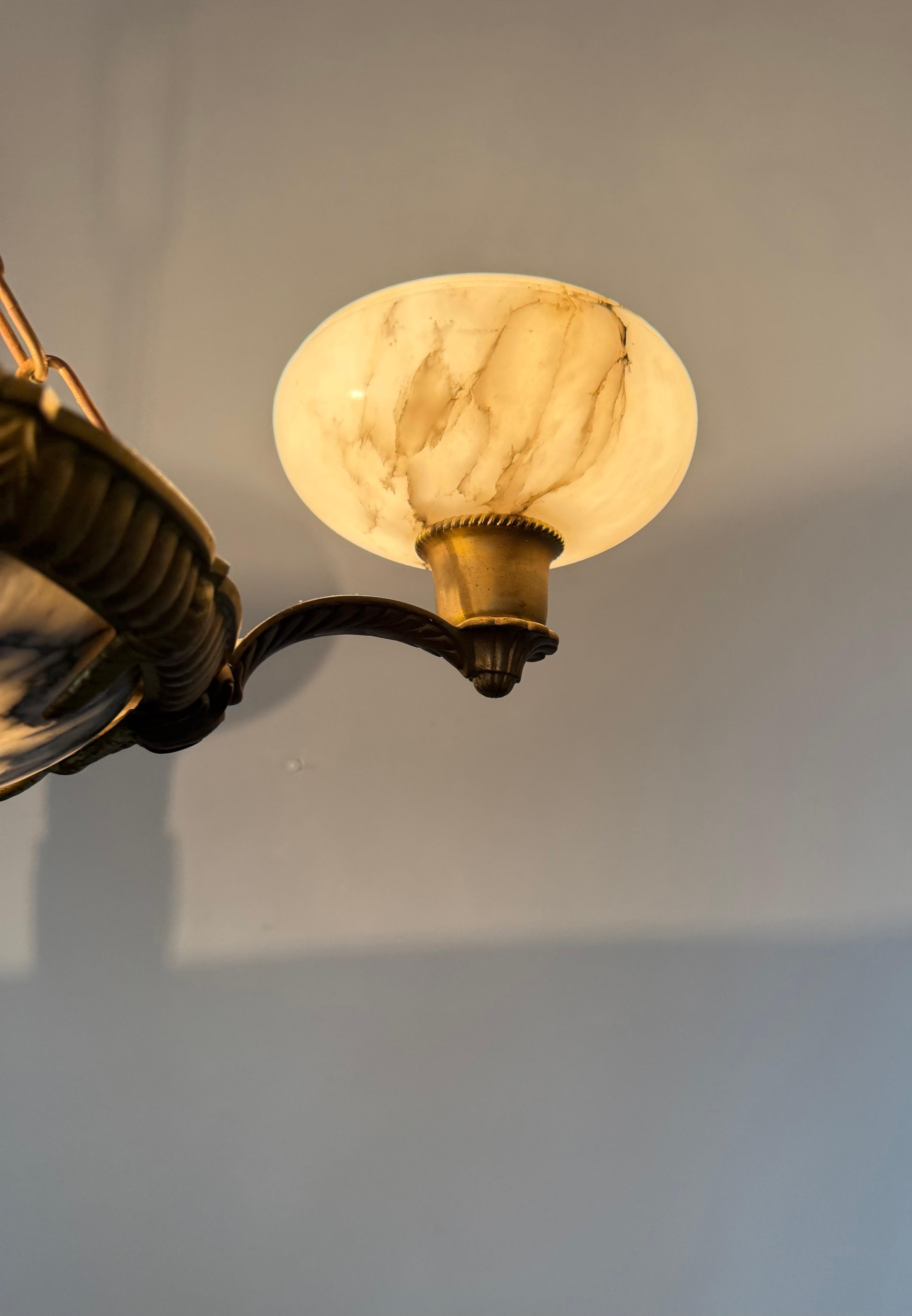 Meraviglioso lampadario a sospensione in bronzo Art Deco con 6 paralumi in alabastro in vendita 6