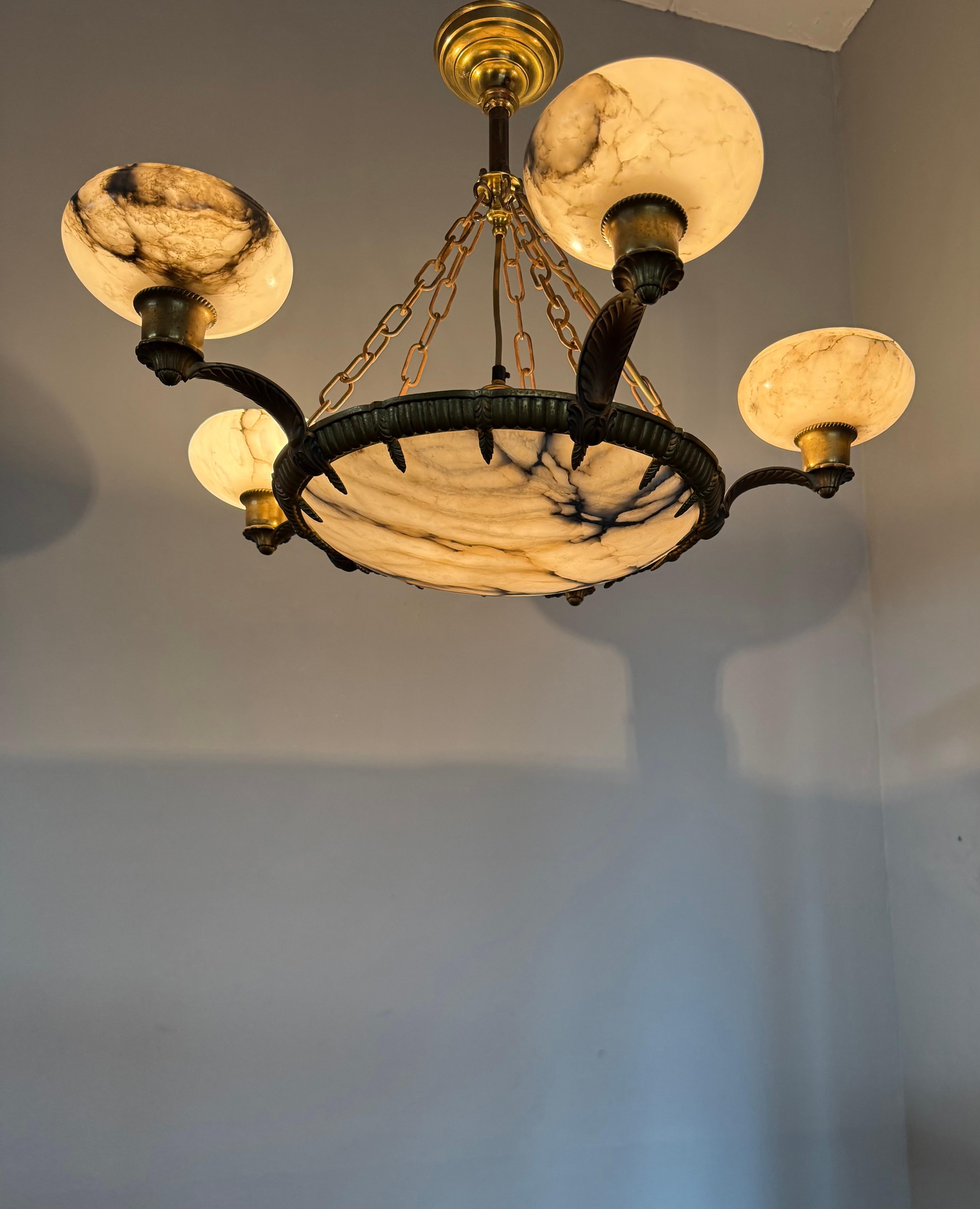 Meraviglioso lampadario a sospensione in bronzo Art Deco con 6 paralumi in alabastro in vendita 7