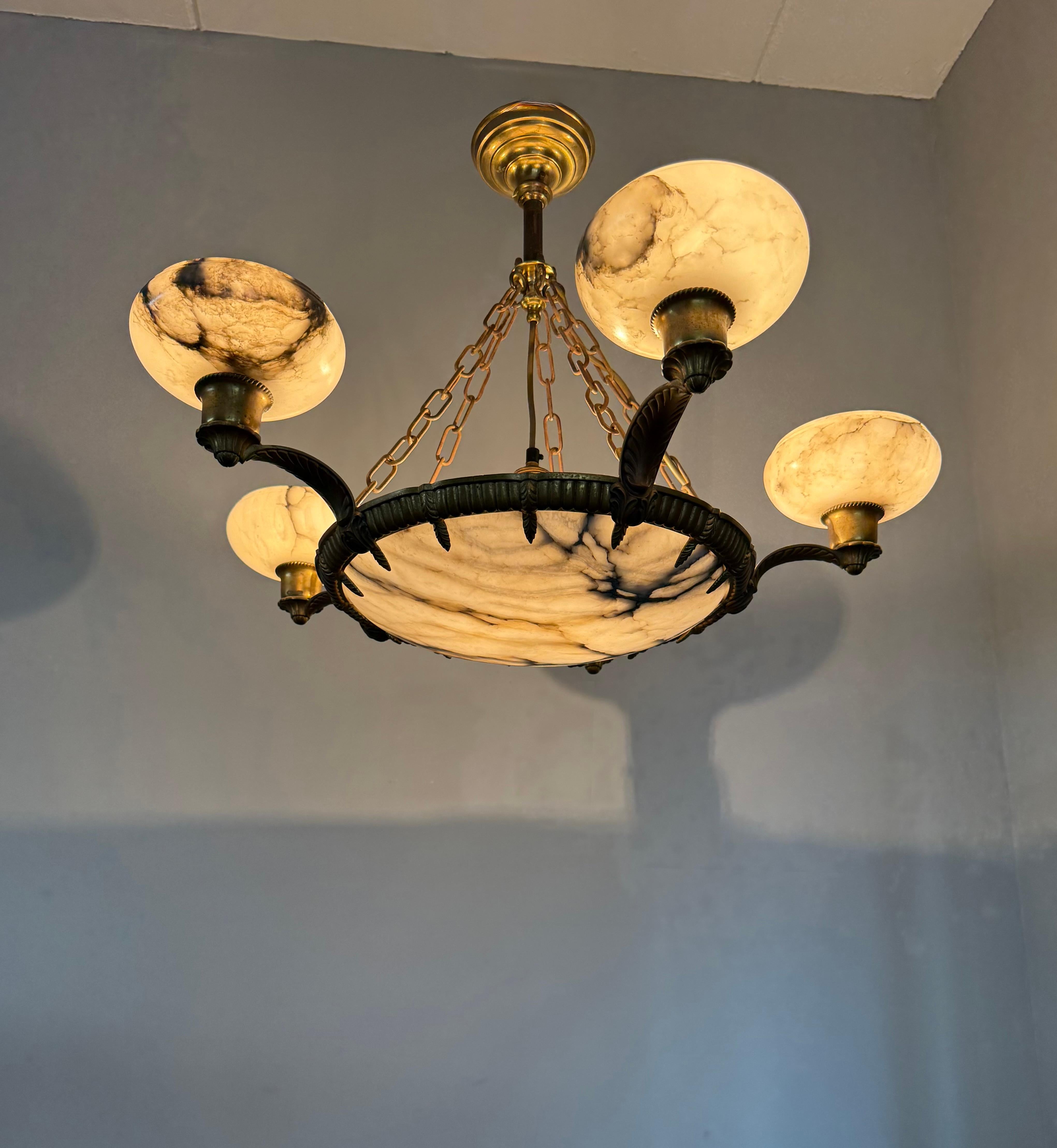 Meraviglioso lampadario a sospensione in bronzo Art Deco con 6 paralumi in alabastro in vendita 8