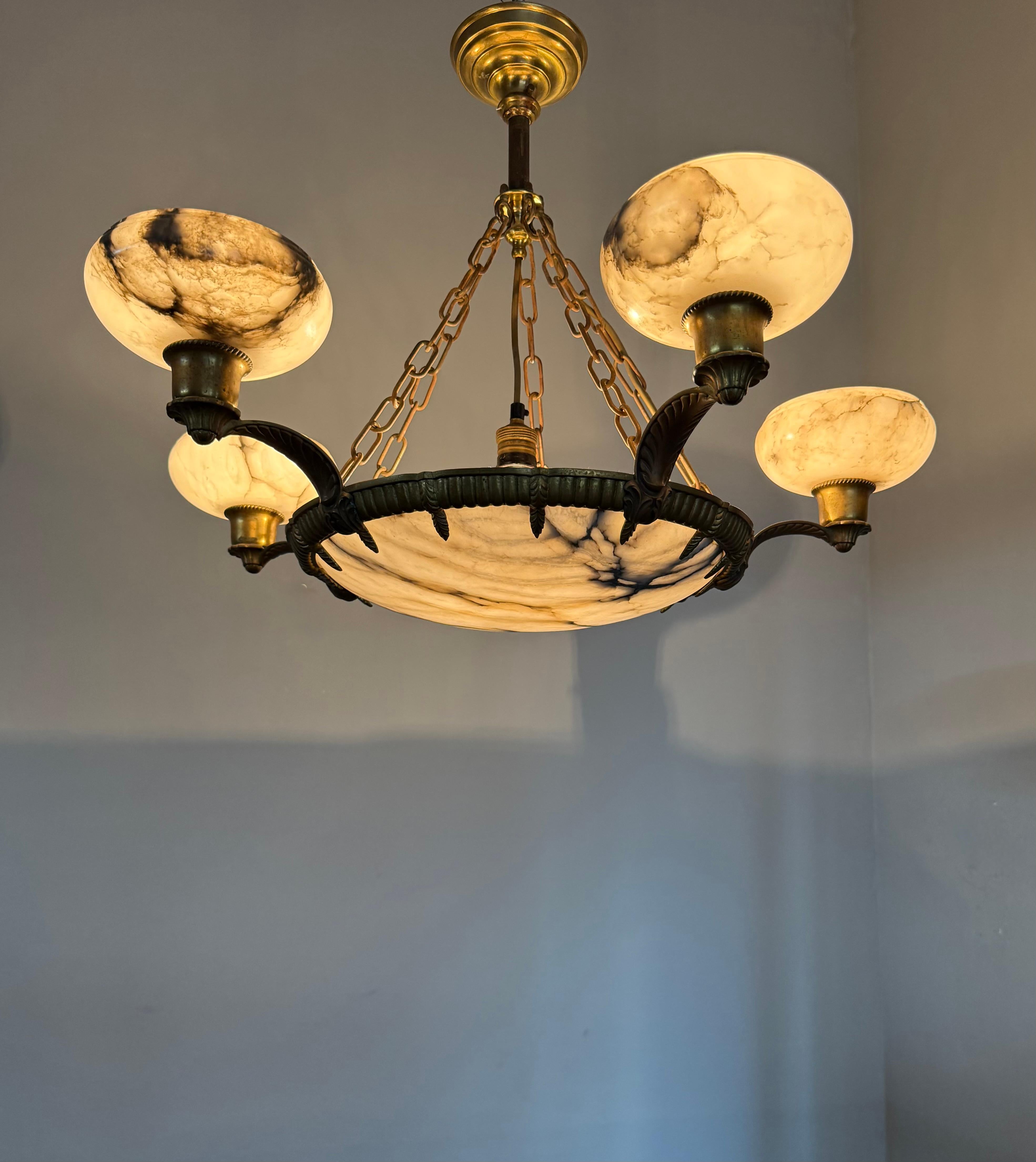 Meraviglioso lampadario a sospensione in bronzo Art Deco con 6 paralumi in alabastro in vendita 9