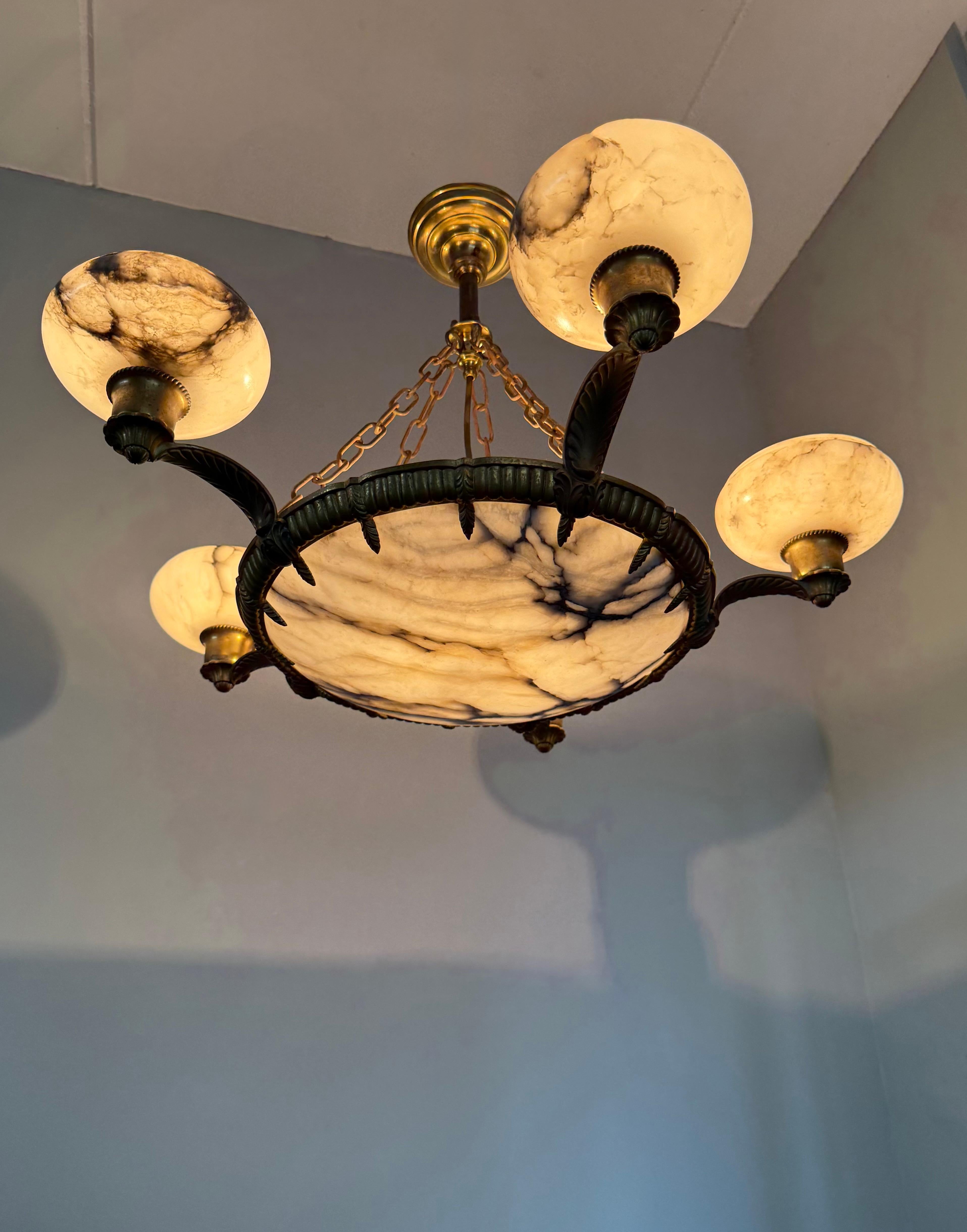 Meraviglioso lampadario a sospensione in bronzo Art Deco con 6 paralumi in alabastro in vendita 10