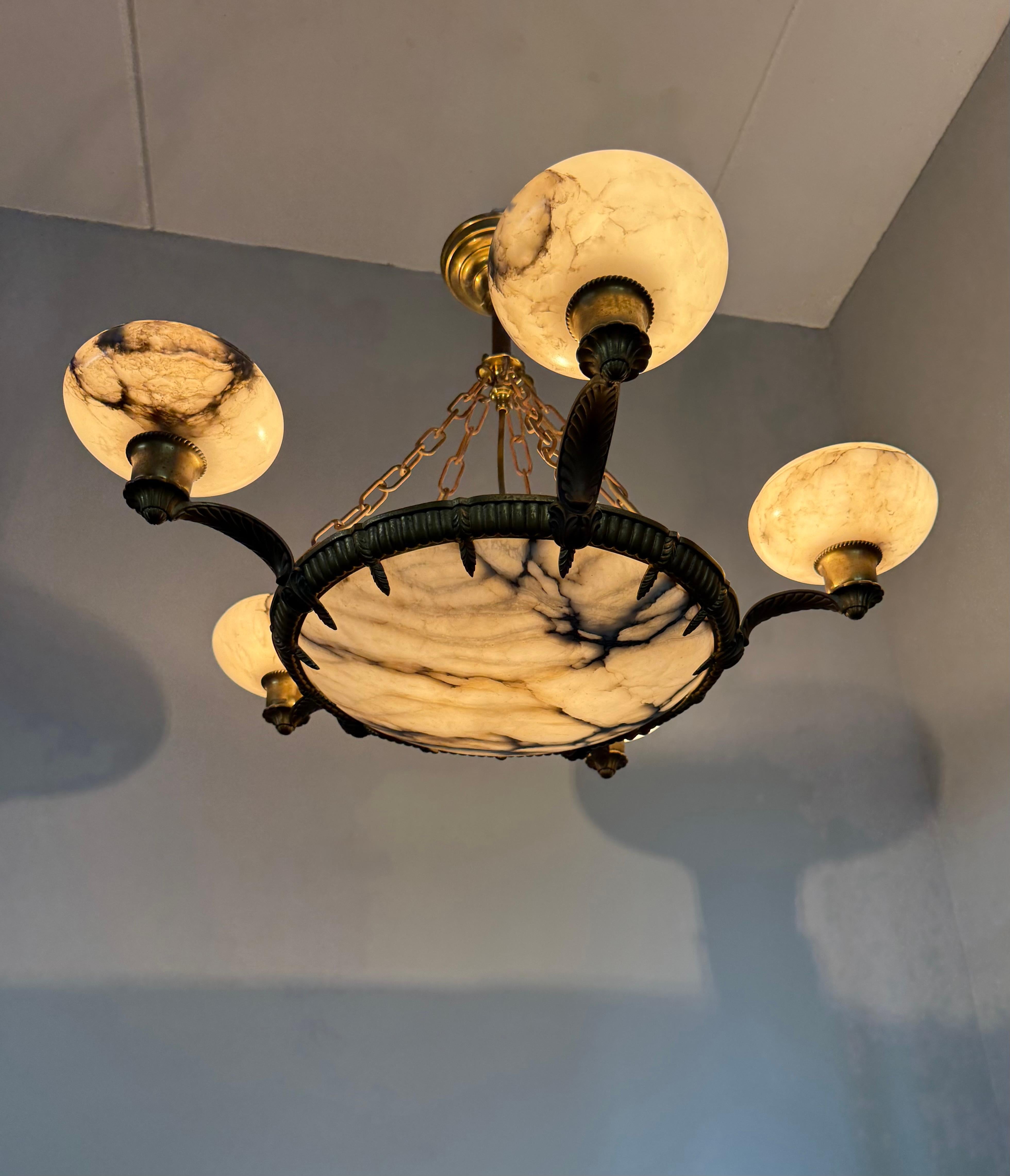 Meraviglioso lampadario a sospensione in bronzo Art Deco con 6 paralumi in alabastro in vendita 11