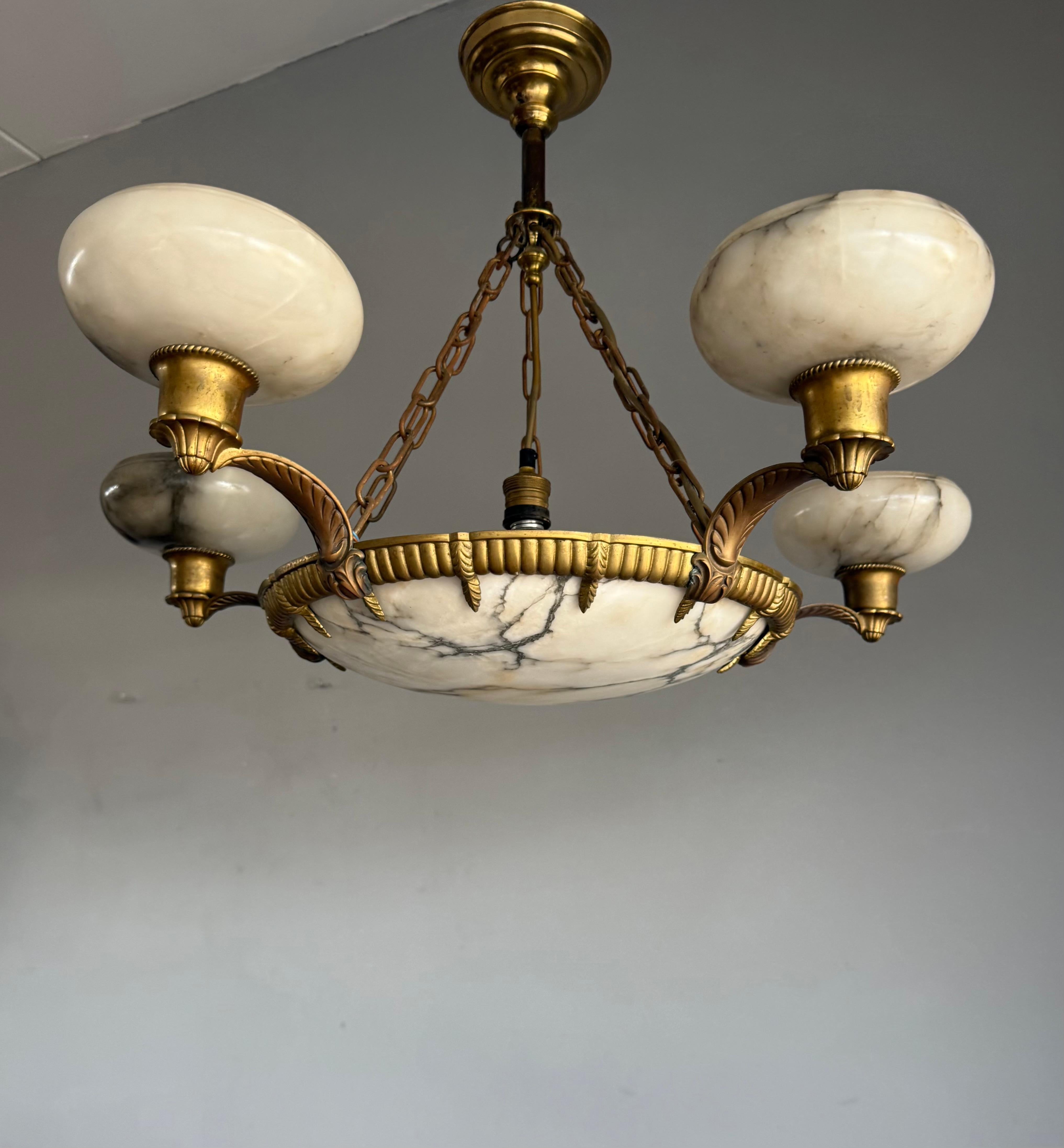 Lampada a sospensione in alabastro dalle dimensioni sorprendenti e pratiche per un'atmosfera perfetta.

Se stai cercando un lampadario che doni bellezza e carattere alla tua casa, questo antico pezzo Art Deco dei primi del '900 potrebbe essere