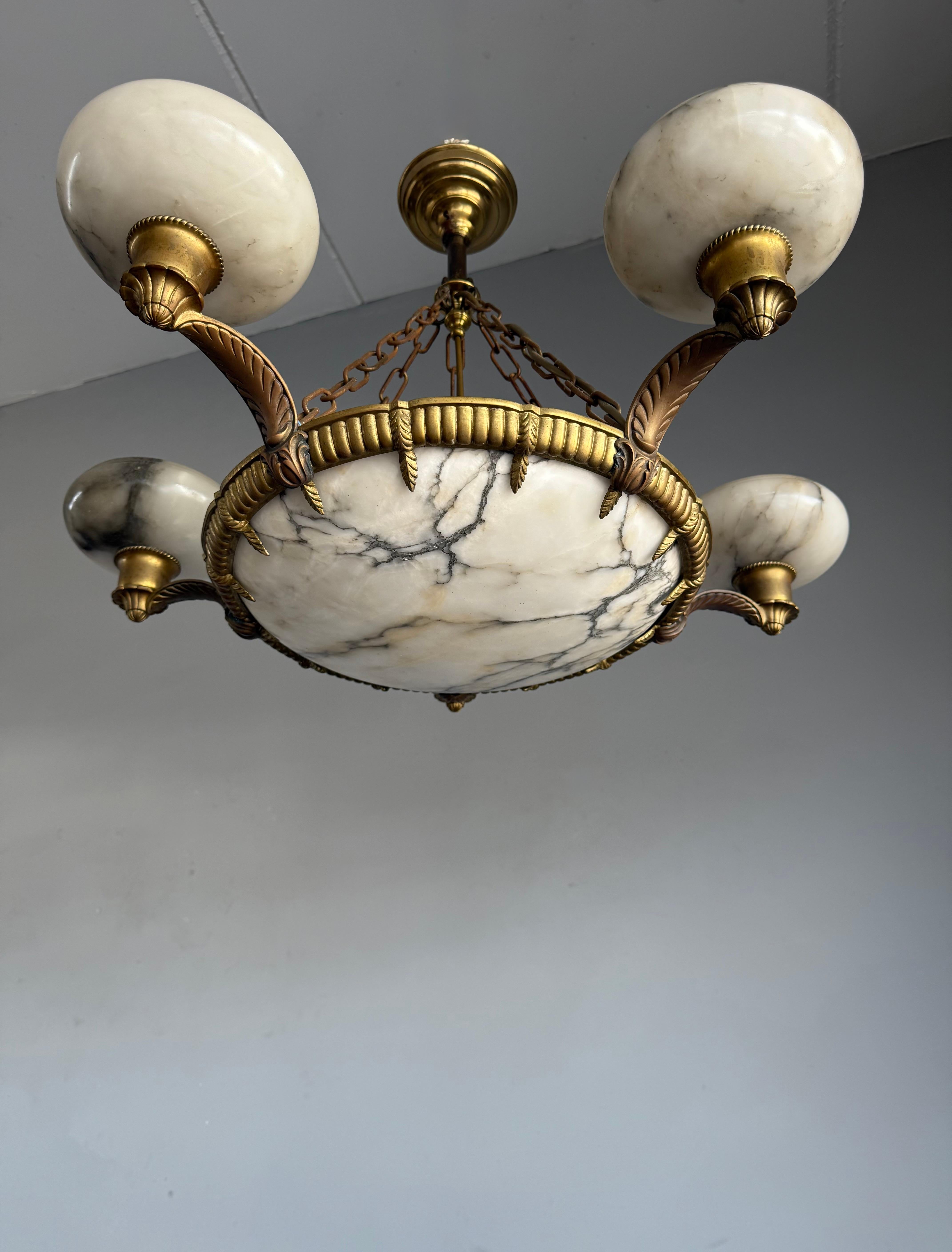 Art Déco Meraviglioso lampadario a sospensione in bronzo Art Deco con 6 paralumi in alabastro in vendita