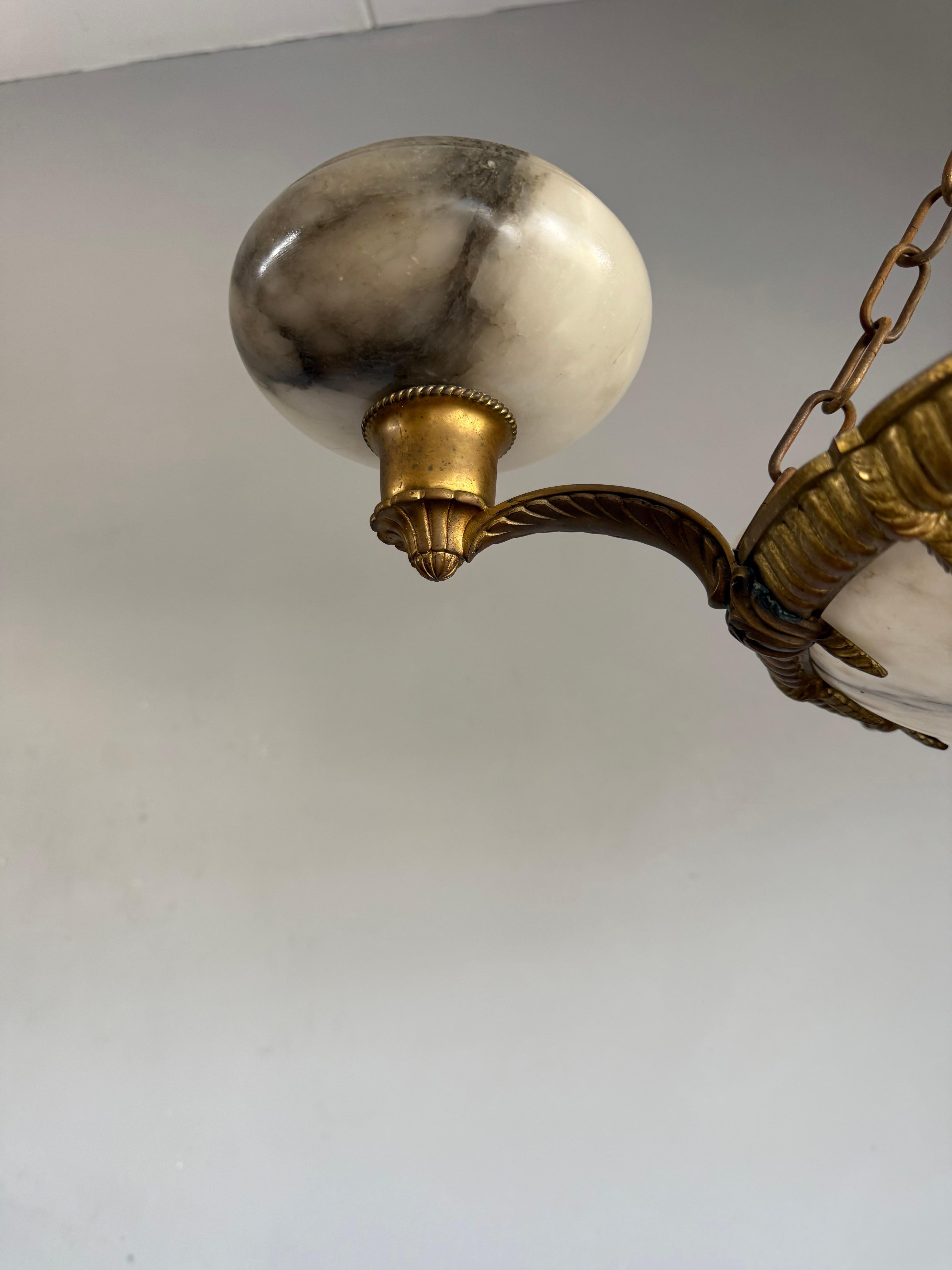 Francese Meraviglioso lampadario a sospensione in bronzo Art Deco con 6 paralumi in alabastro in vendita