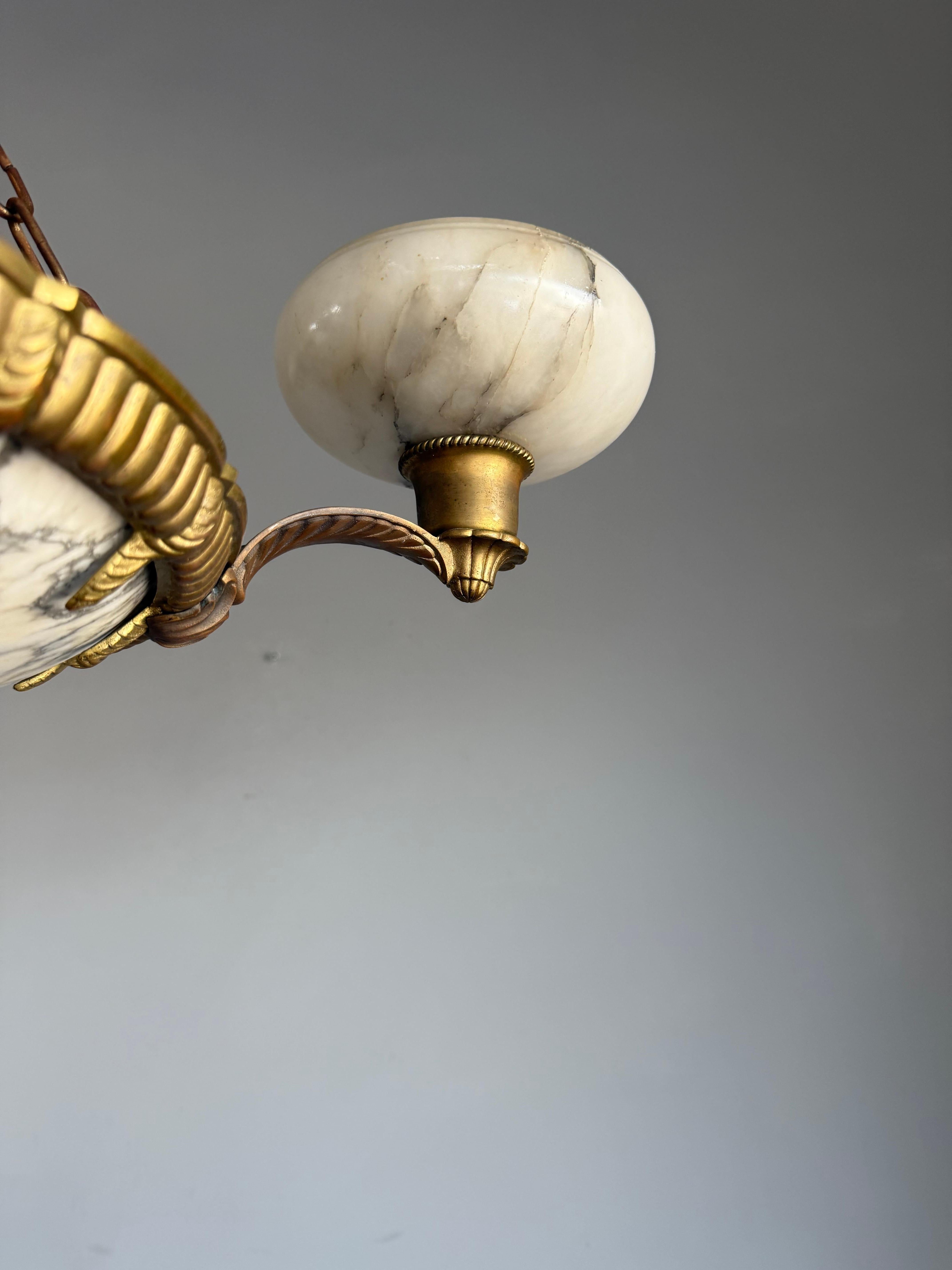 Bronzato Meraviglioso lampadario a sospensione in bronzo Art Deco con 6 paralumi in alabastro in vendita