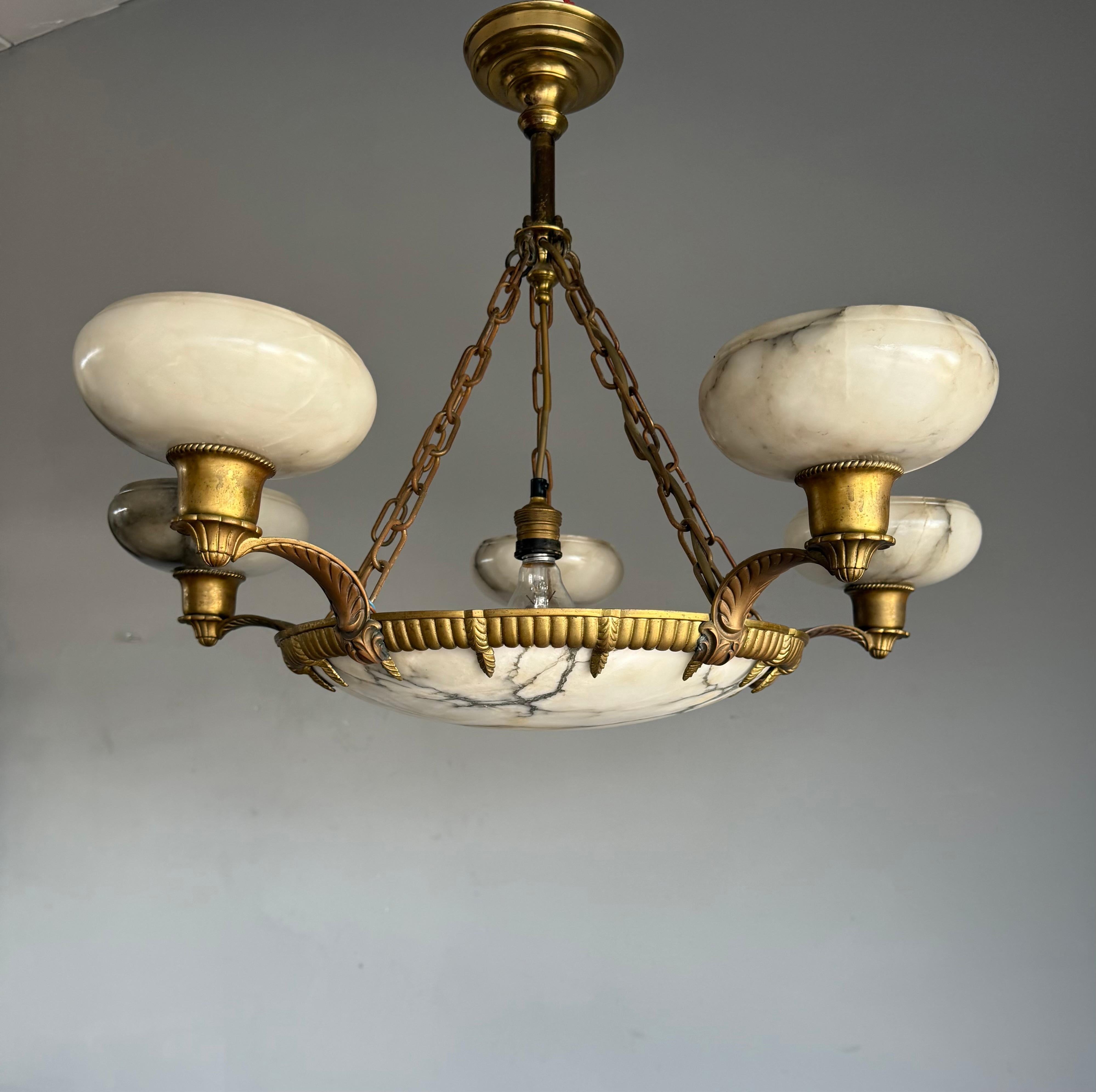 Meraviglioso lampadario a sospensione in bronzo Art Deco con 6 paralumi in alabastro In condizioni buone in vendita a Lisse, NL