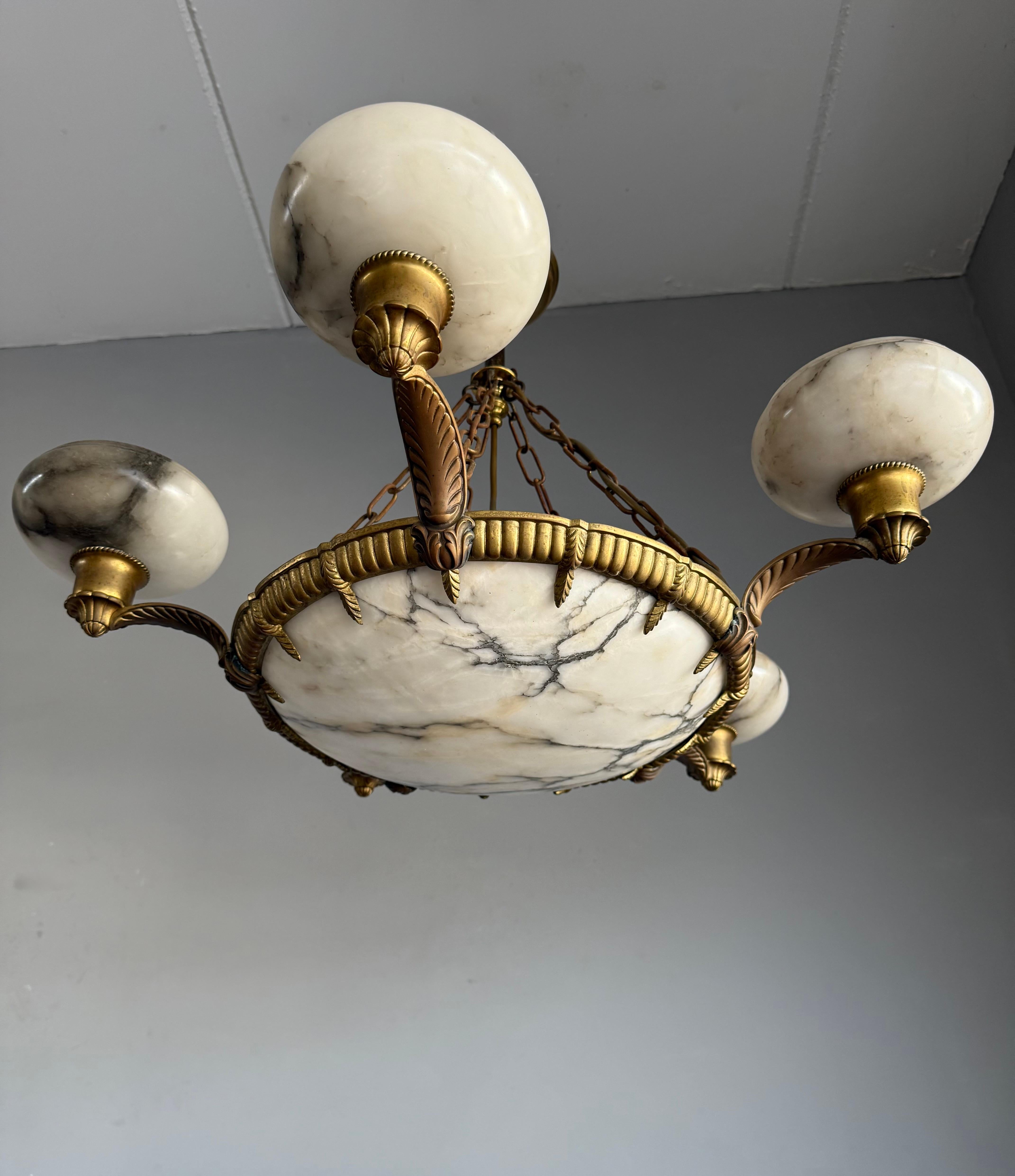 XX secolo Meraviglioso lampadario a sospensione in bronzo Art Deco con 6 paralumi in alabastro in vendita