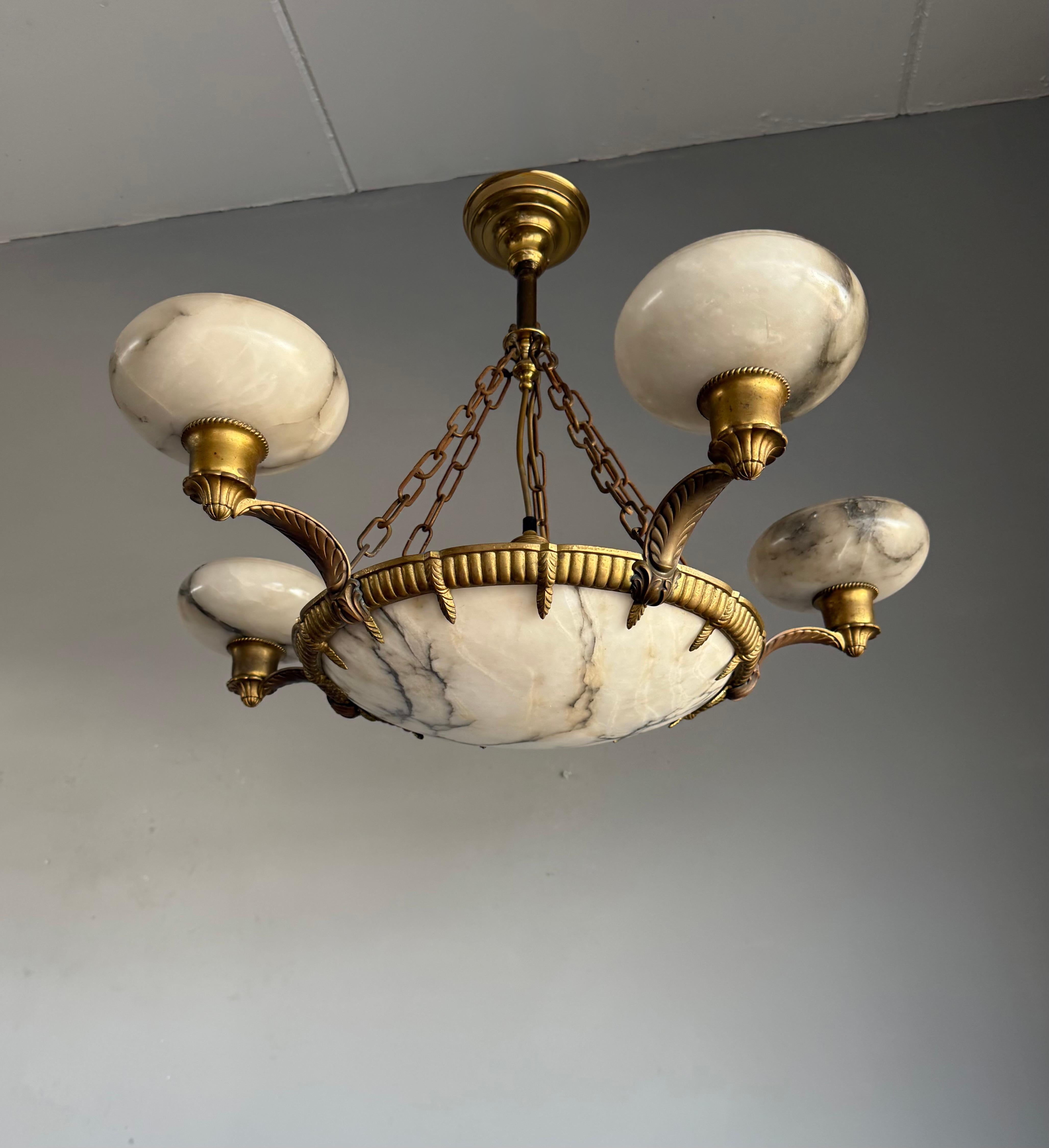 Metallo Meraviglioso lampadario a sospensione in bronzo Art Deco con 6 paralumi in alabastro in vendita